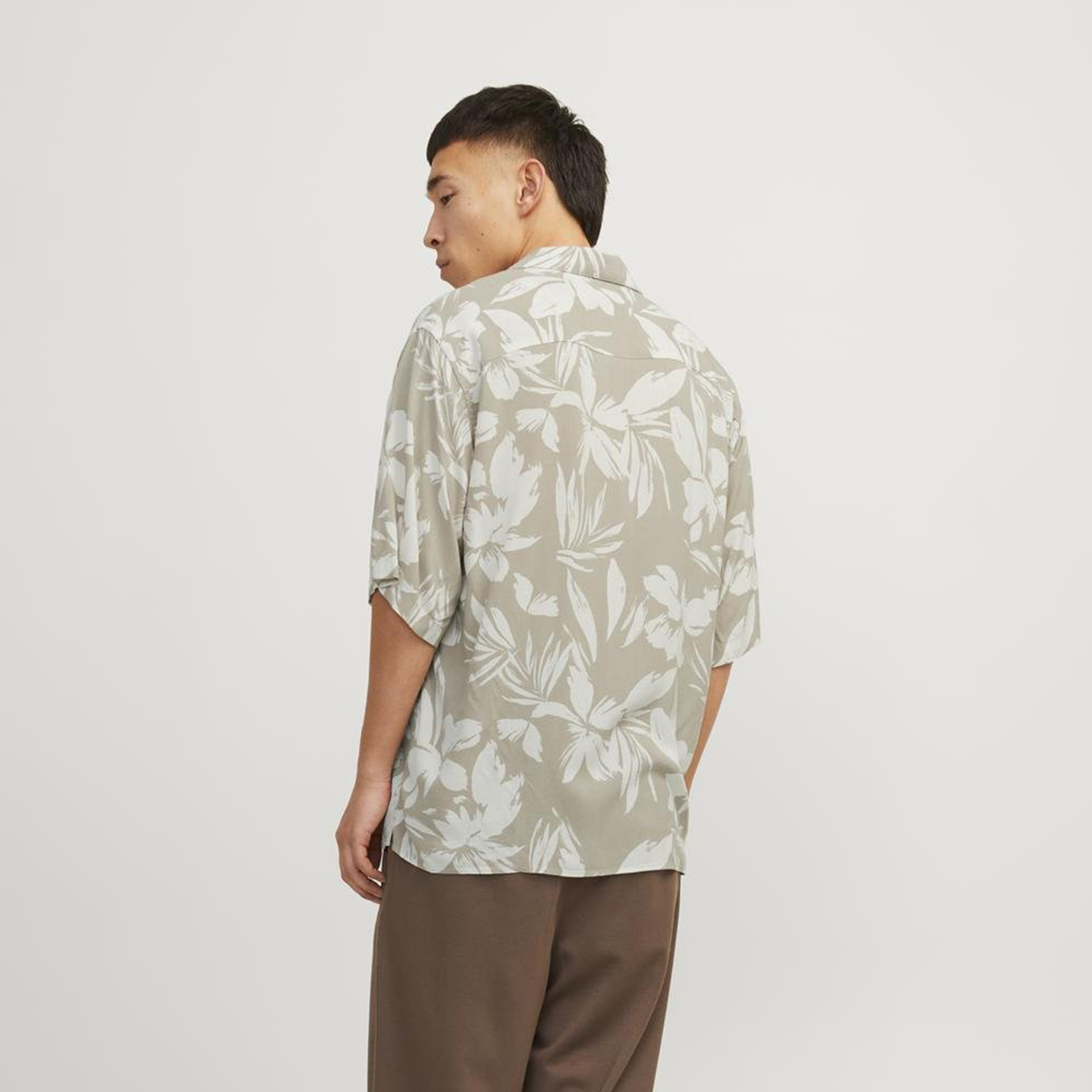 قميص من جاك آند جونز بياقة منتجعية وأكمام قصيرة مع طبعة-men-clothing-shirts-image-8