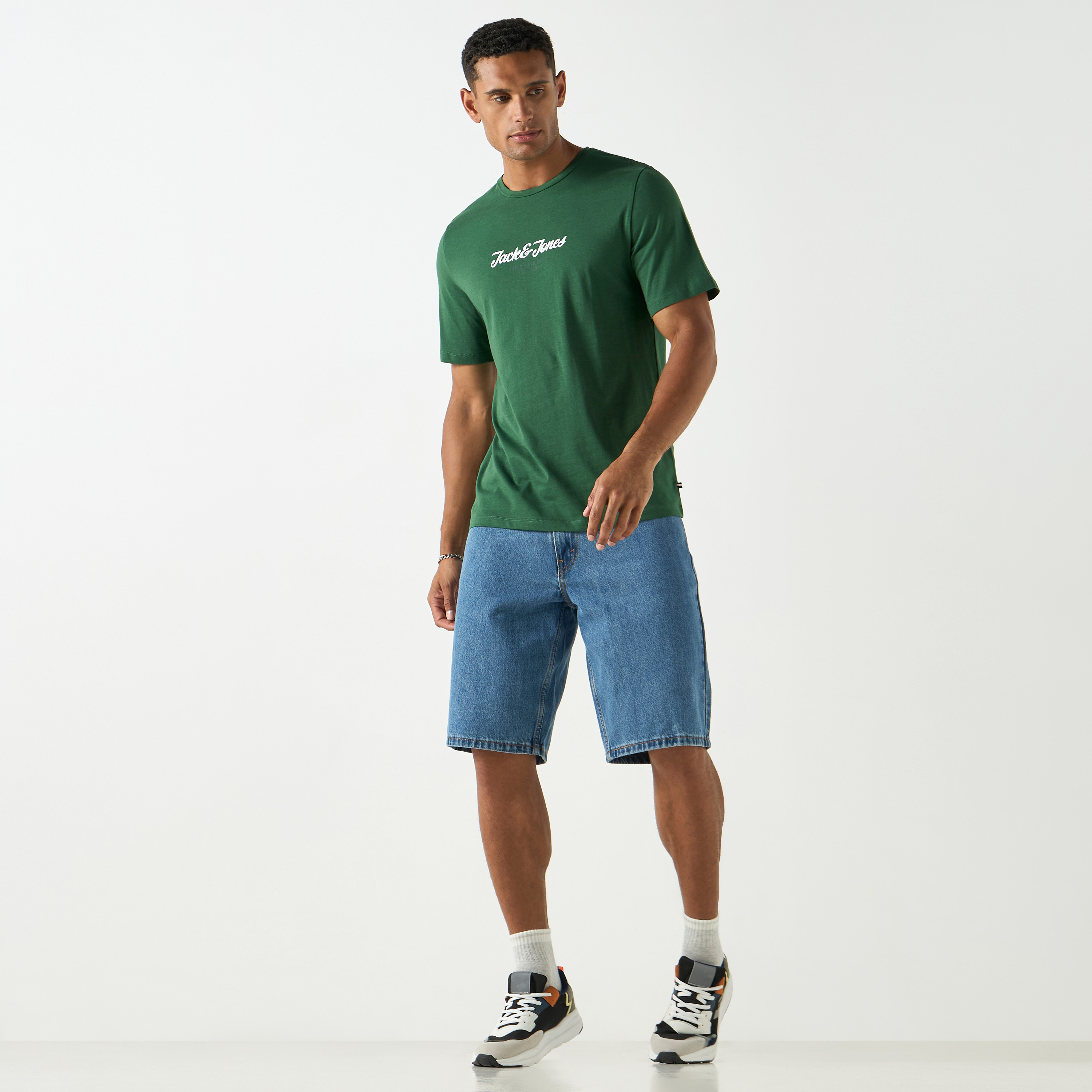 تي شيرت من جاك آند جونز مع شعار بأكمام قصيرة و ياقة مستديرة-men-clothing-tshirtsandpolos-tshirts-image-2