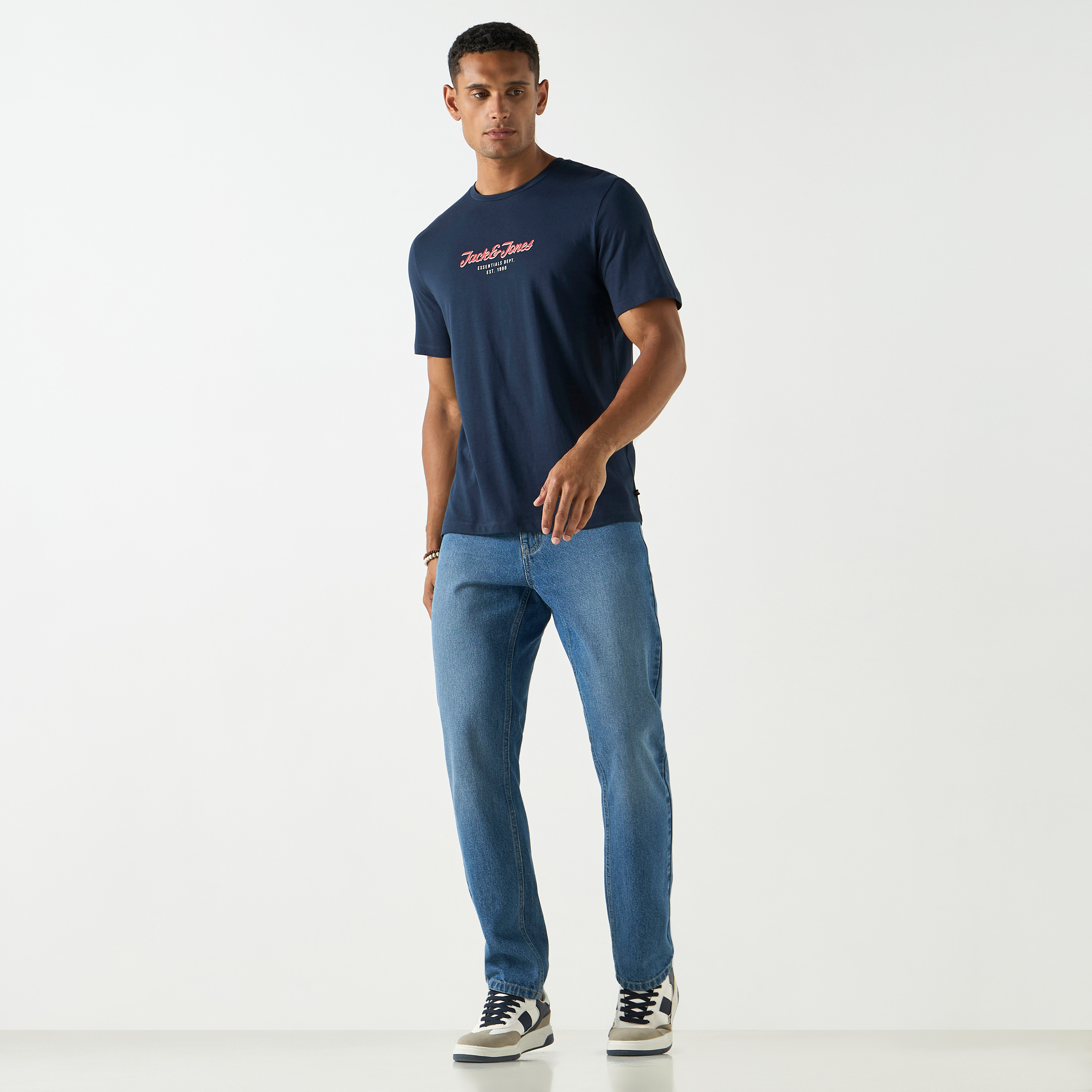 تي شيرت من جاك آند جونز مع شعار بأكمام قصيرة و ياقة مستديرة-men-clothing-tshirtsandpolos-tshirts-image-6