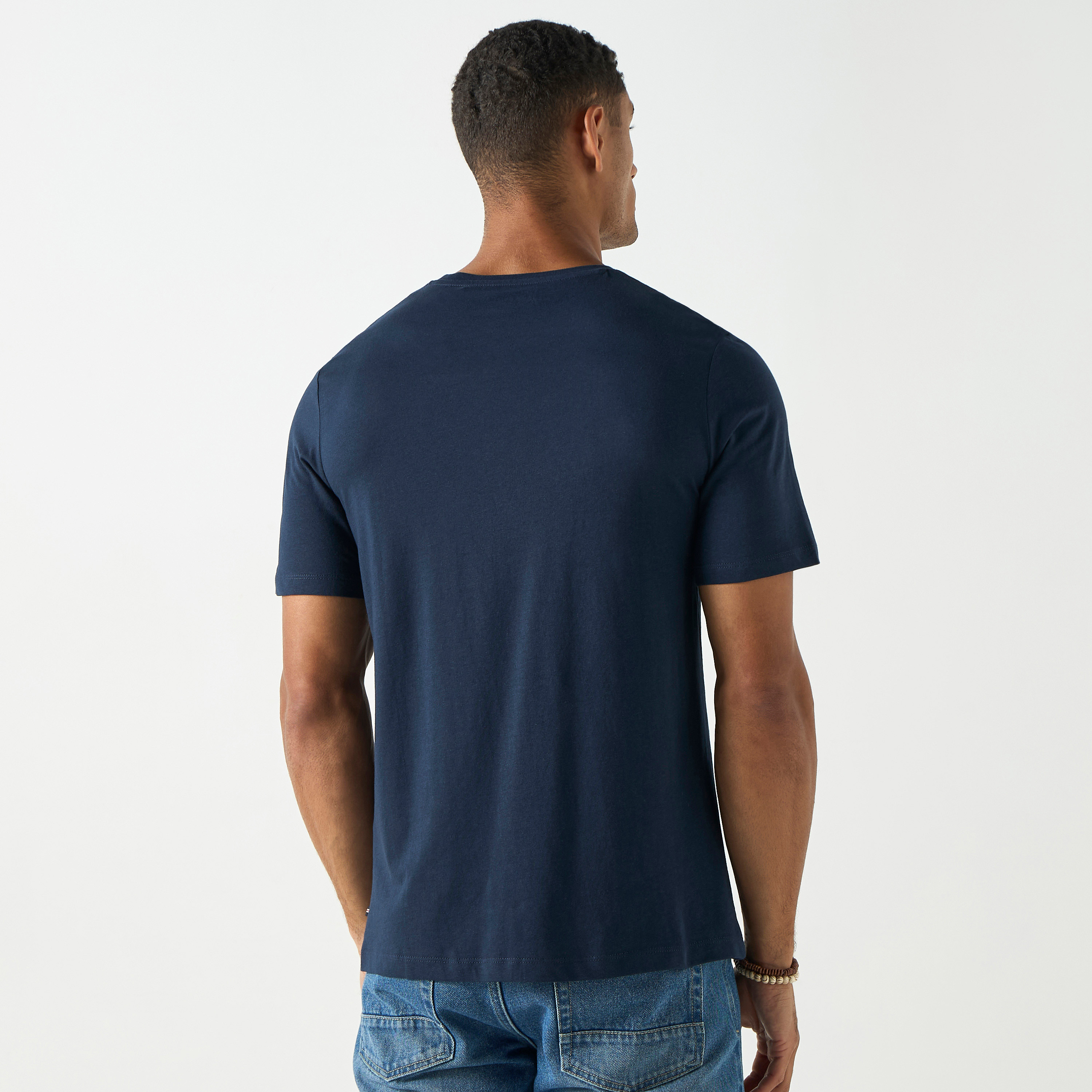 تي شيرت من جاك آند جونز مع شعار بأكمام قصيرة و ياقة مستديرة-men-clothing-tshirtsandpolos-tshirts-image-7
