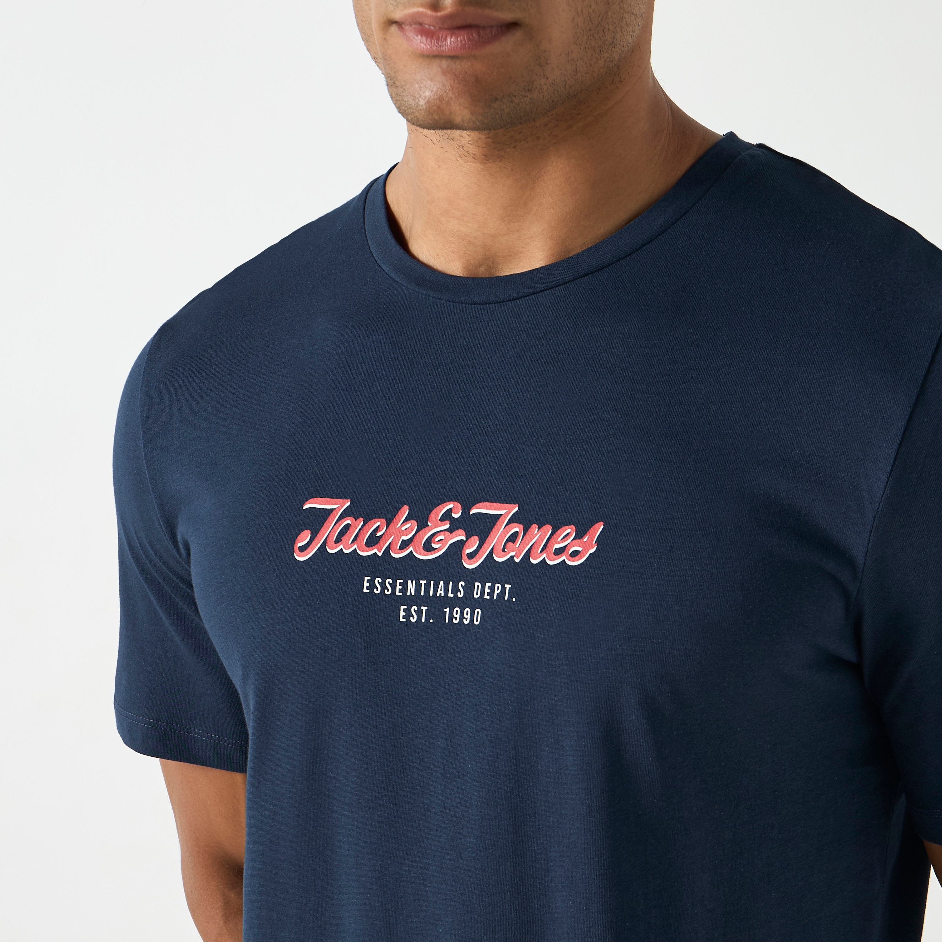 تي شيرت من جاك آند جونز مع شعار بأكمام قصيرة و ياقة مستديرة-men-clothing-tshirtsandpolos-tshirts-image-8