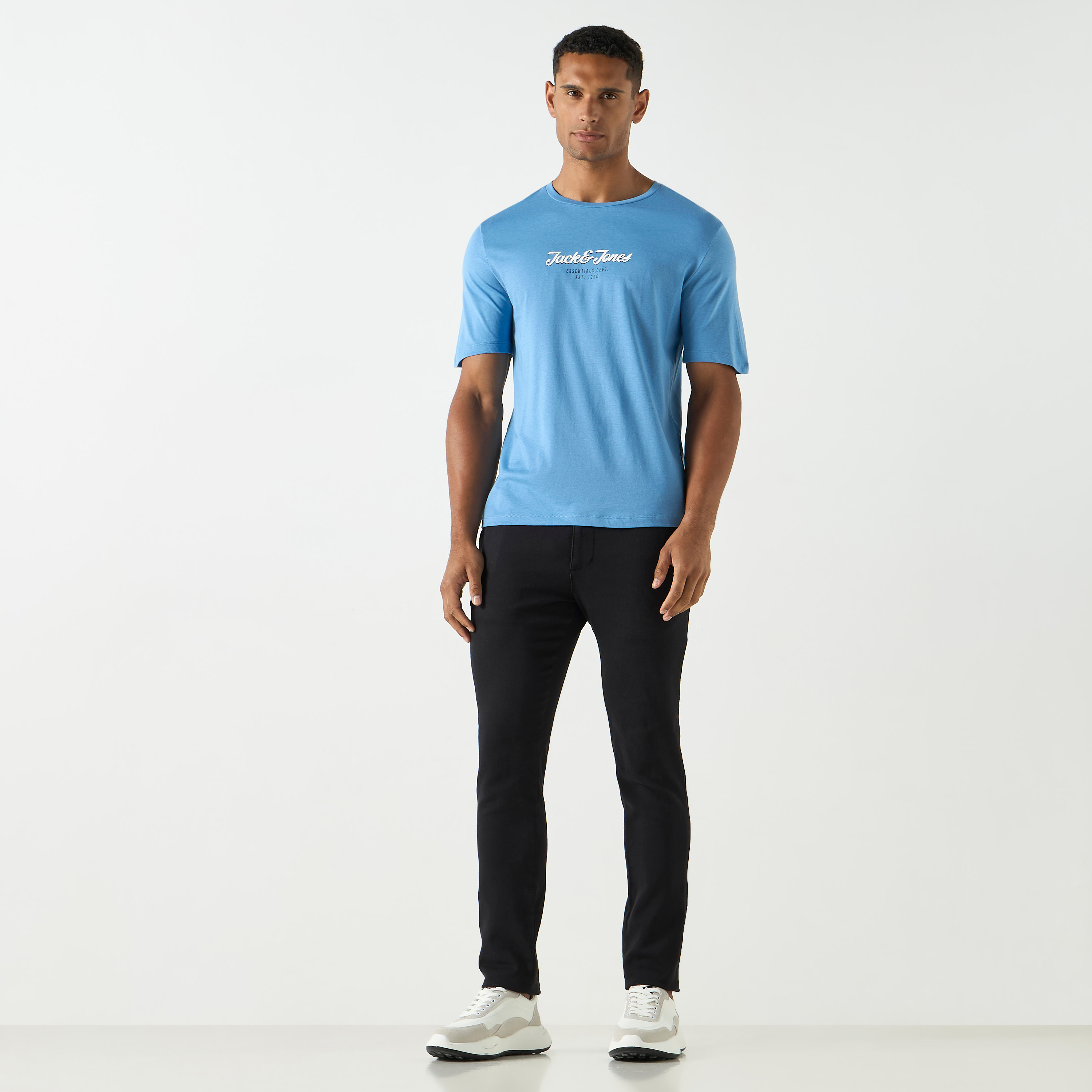 تي شيرت من جاك آند جونز مع شعار بأكمام قصيرة و ياقة مستديرة-men-clothing-tshirtsandpolos-tshirts-image-10