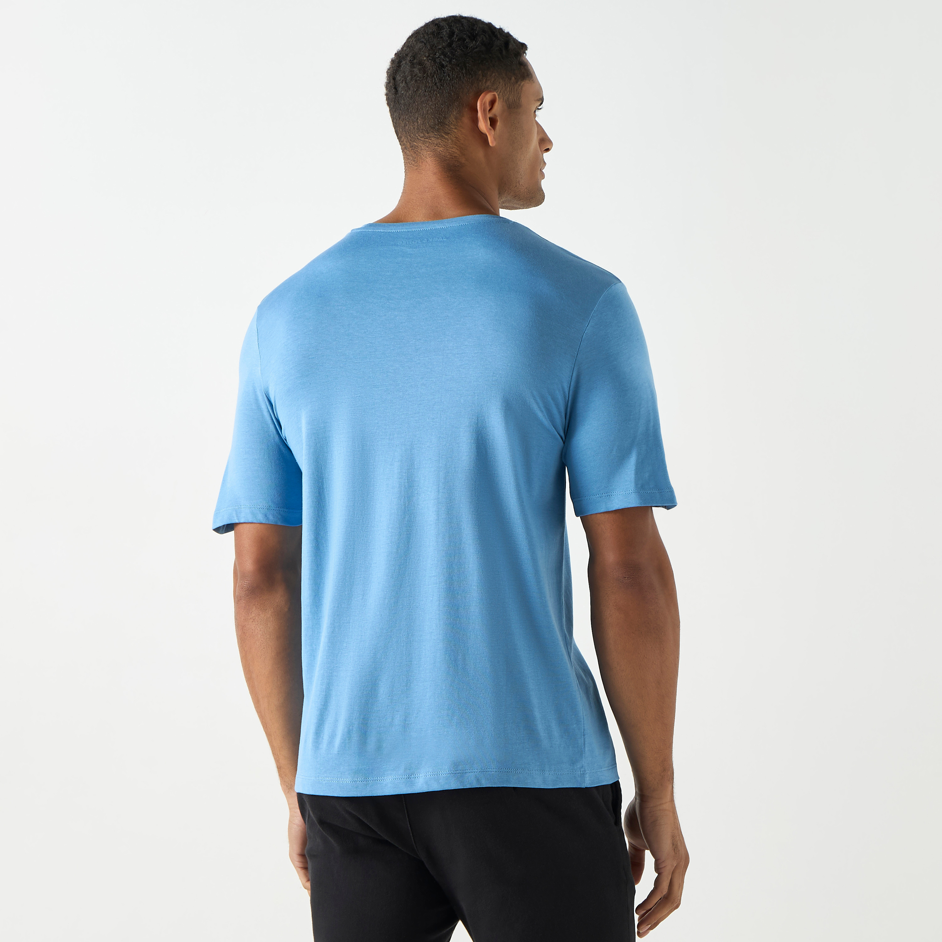 تي شيرت من جاك آند جونز مع شعار بأكمام قصيرة و ياقة مستديرة-men-clothing-tshirtsandpolos-tshirts-image-11