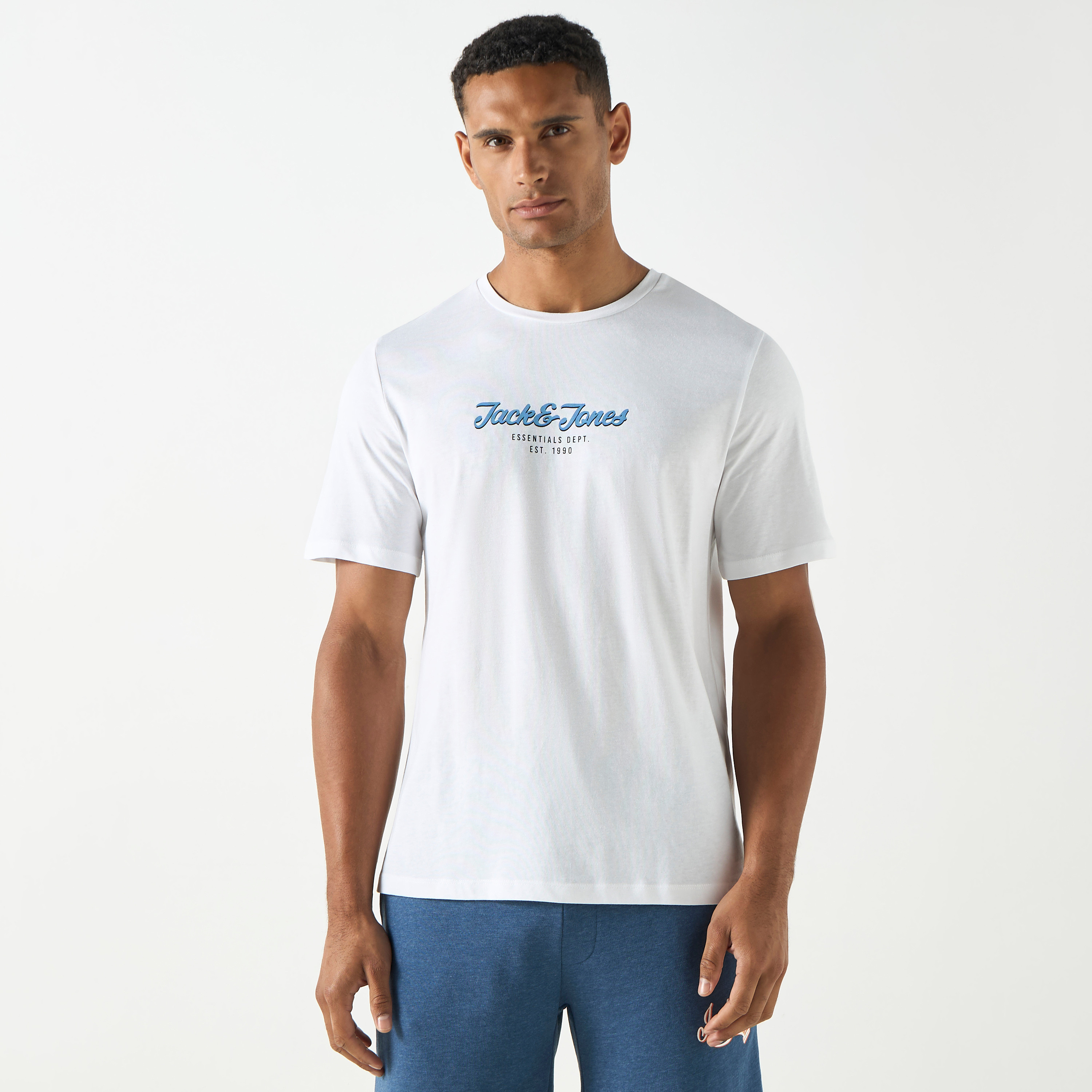 تي شيرت من جاك آند جونز مع شعار بأكمام قصيرة و ياقة مستديرة-men-clothing-tshirtsandpolos-tshirts-image-13