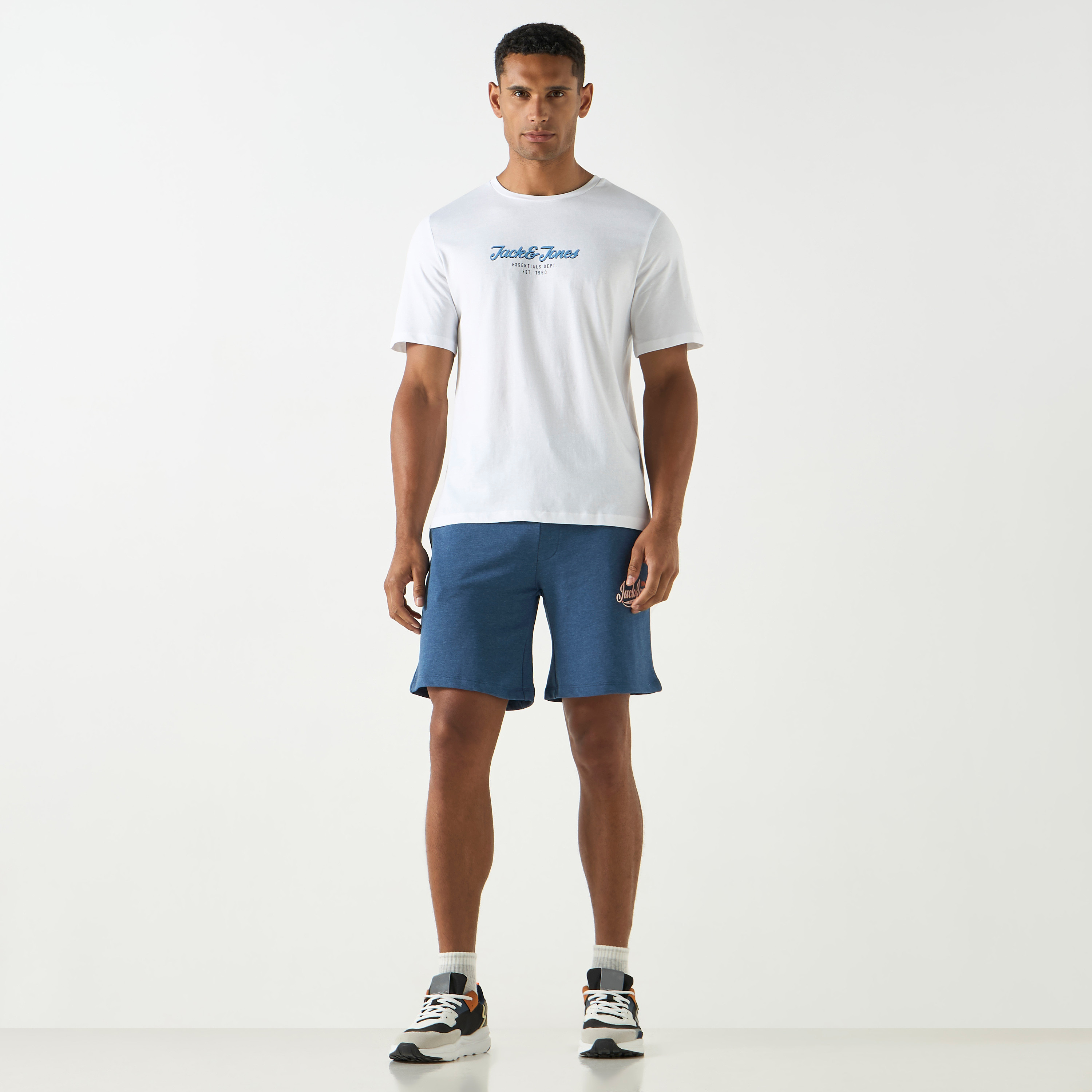 تي شيرت من جاك آند جونز مع شعار بأكمام قصيرة و ياقة مستديرة-men-clothing-tshirtsandpolos-tshirts-image-14