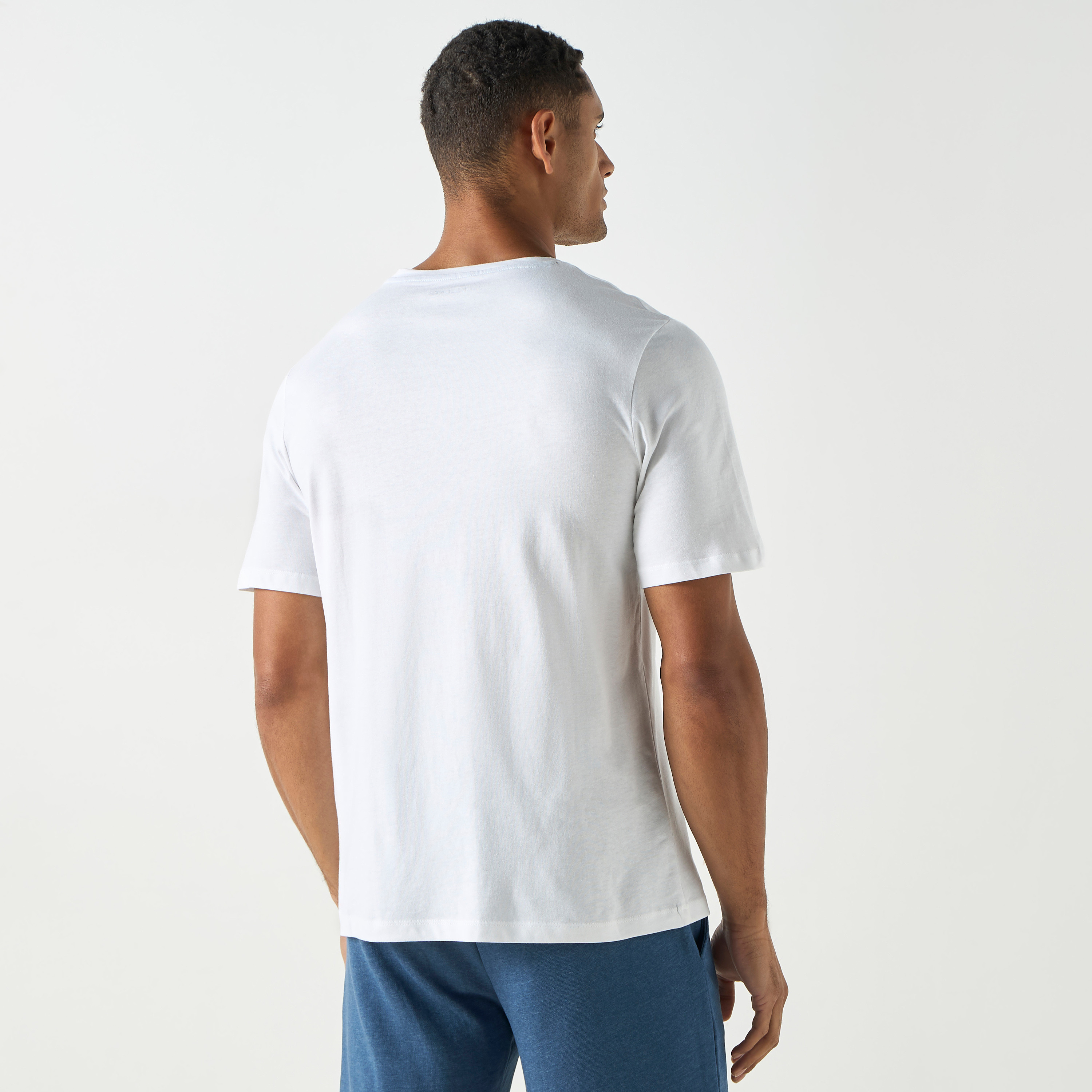 تي شيرت من جاك آند جونز مع شعار بأكمام قصيرة و ياقة مستديرة-men-clothing-tshirtsandpolos-tshirts-image-15