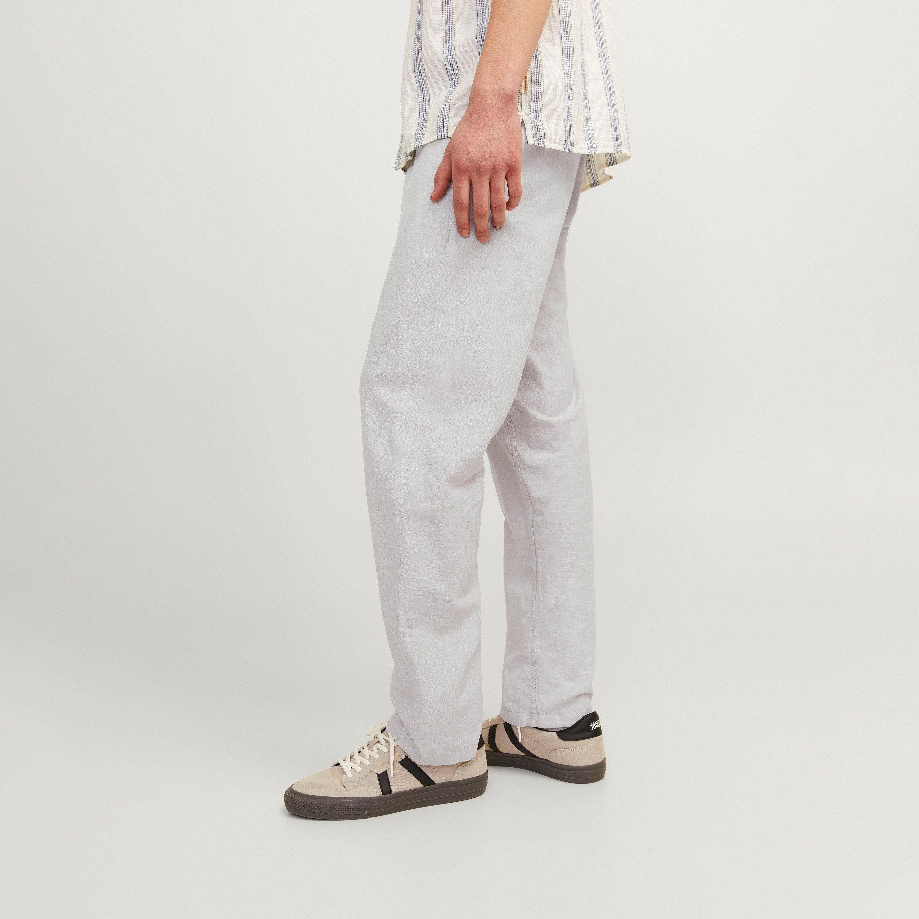 بنطلون رجالي من جاك آند جونز بأزرار متوسطة الارتفاع-men-clothing-bottoms-trousersandchinos-trousers-image-9