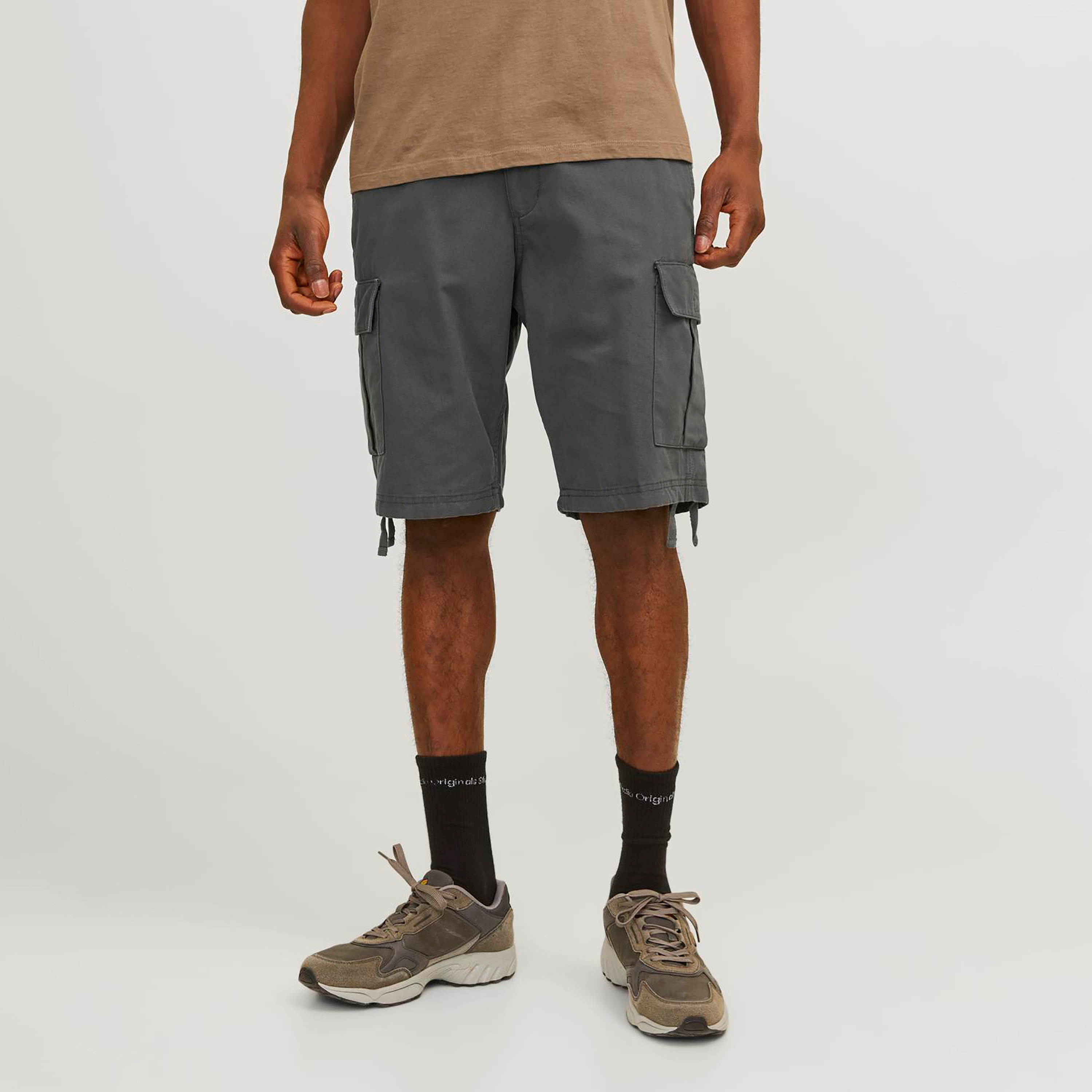 کارْغو شورتس من جاك آند جونز سادة بأزرار ذو متوسط الارتفاع-men-clothing-bottoms-shorts-image-1