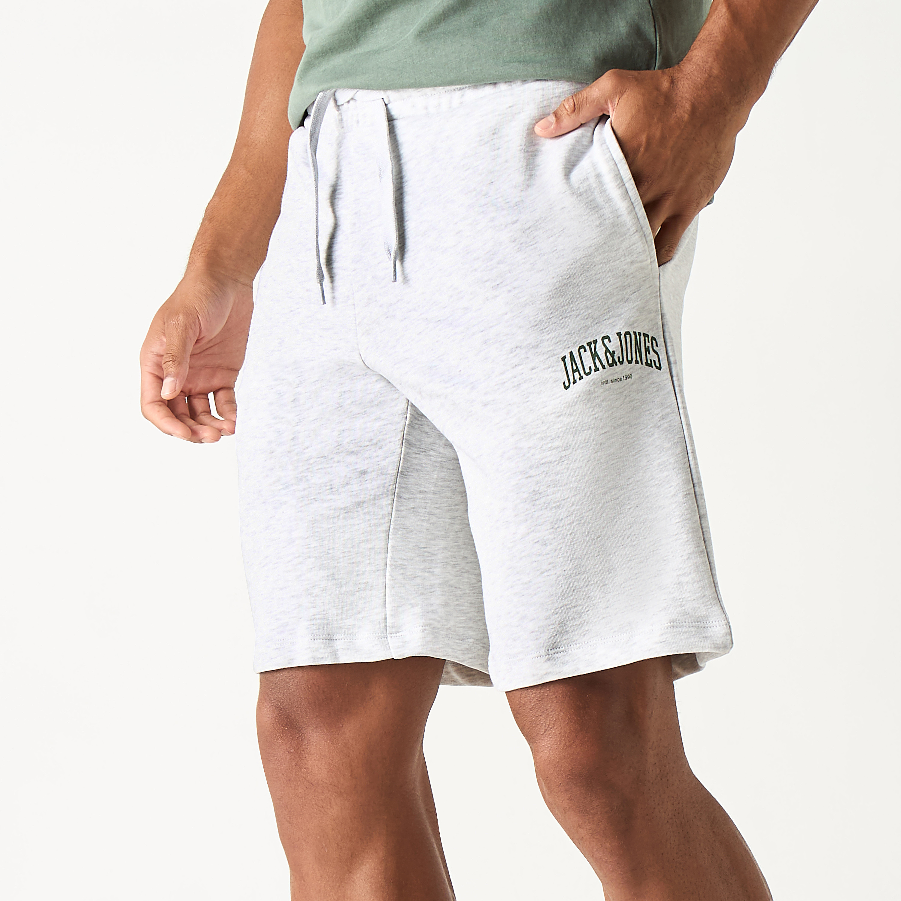 شورت متوسط الارتفاع برباط على الخصر من جاك آند جونز -men-clothing-bottoms-shorts-image-5