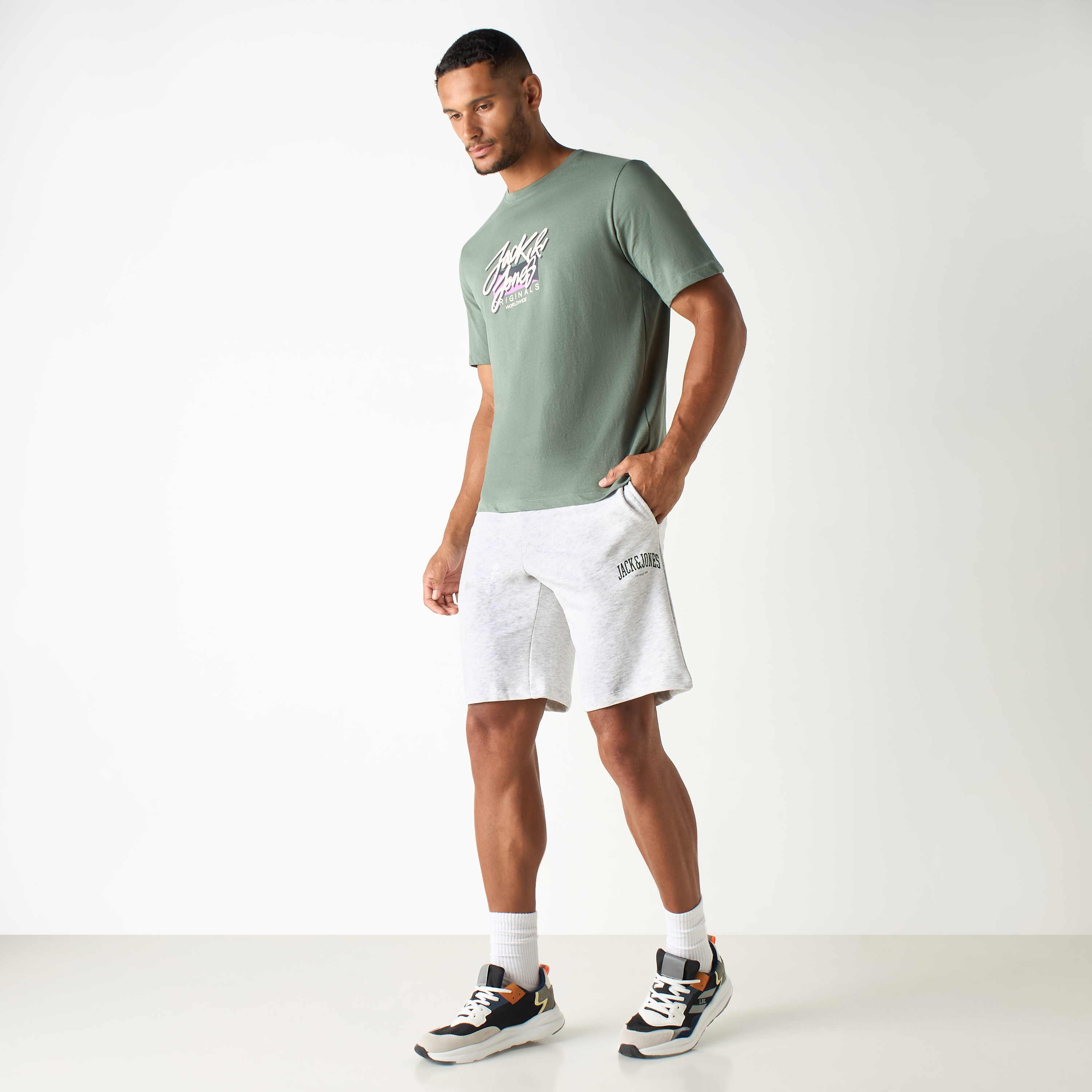 شورت متوسط الارتفاع برباط على الخصر من جاك آند جونز -men-clothing-bottoms-shorts-image-6