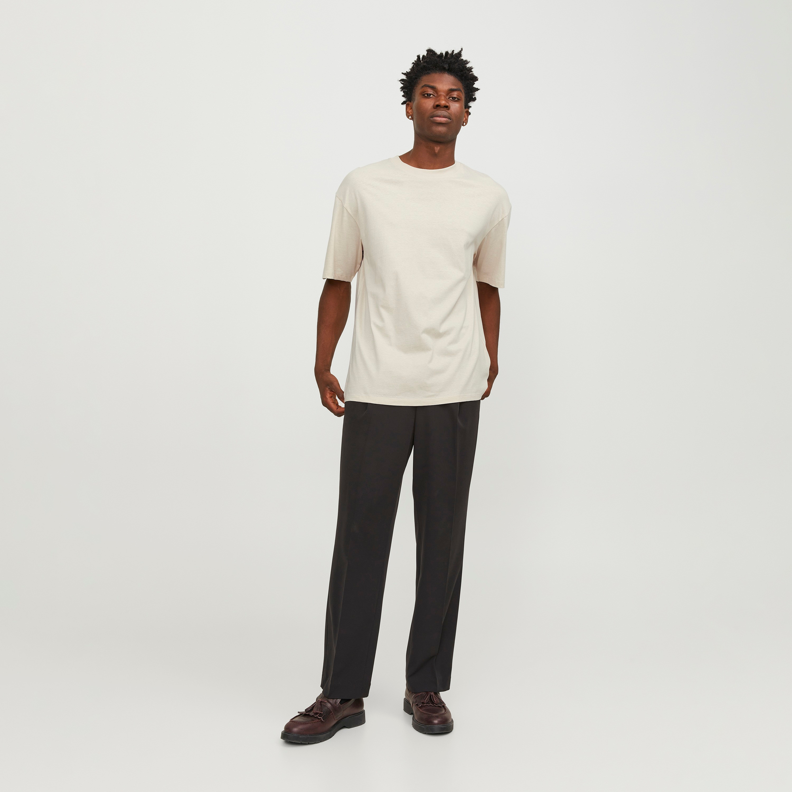 تيشيرت رجالي سادة بياقة دائرية وأكمام قصيرة من جاك ان جونز-men-clothing-tshirtsandpolos-tshirts-image-2