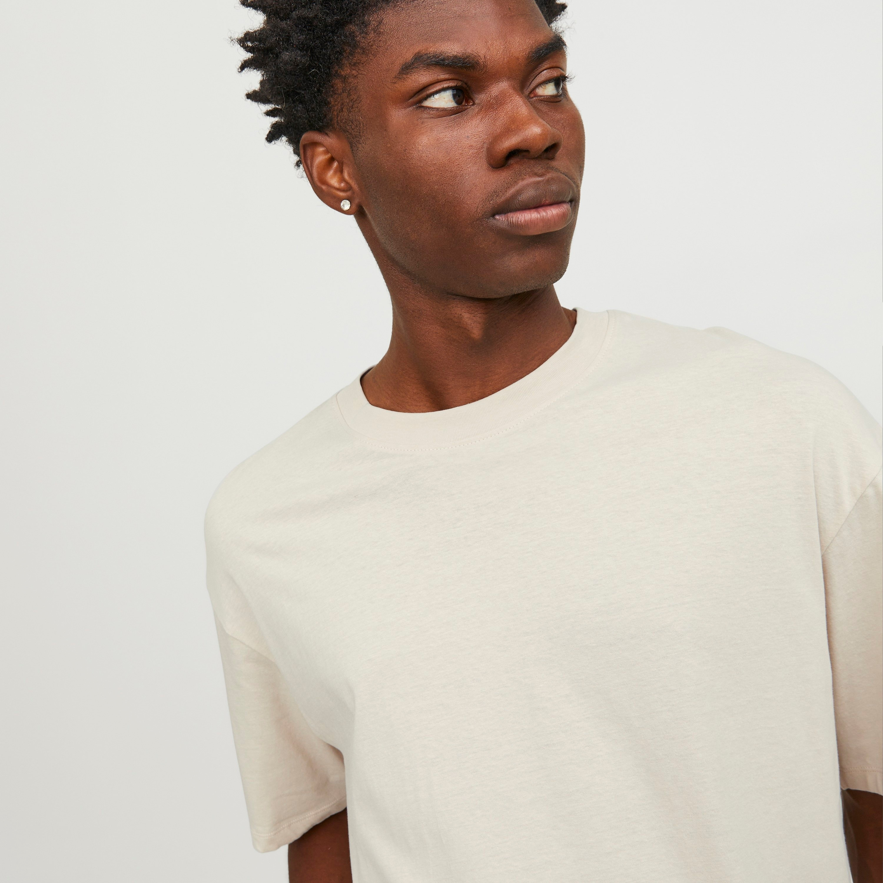 تيشيرت رجالي سادة بياقة دائرية وأكمام قصيرة من جاك ان جونز-men-clothing-tshirtsandpolos-tshirts-image-3
