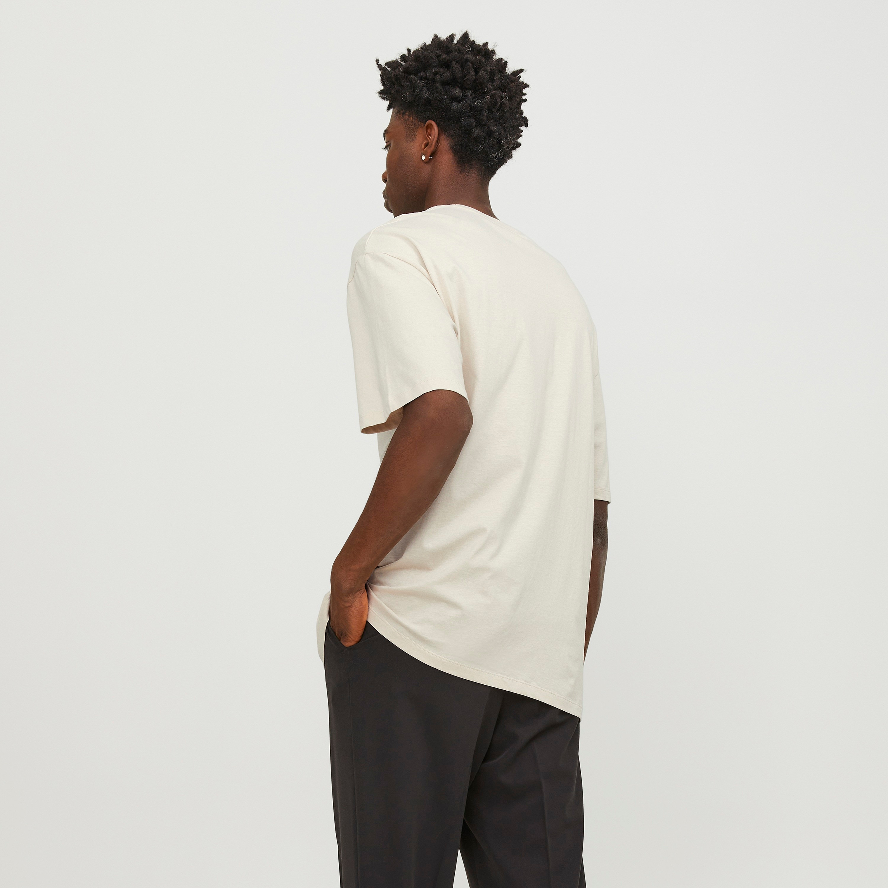 تيشيرت رجالي سادة بياقة دائرية وأكمام قصيرة من جاك ان جونز-men-clothing-tshirtsandpolos-tshirts-image-4