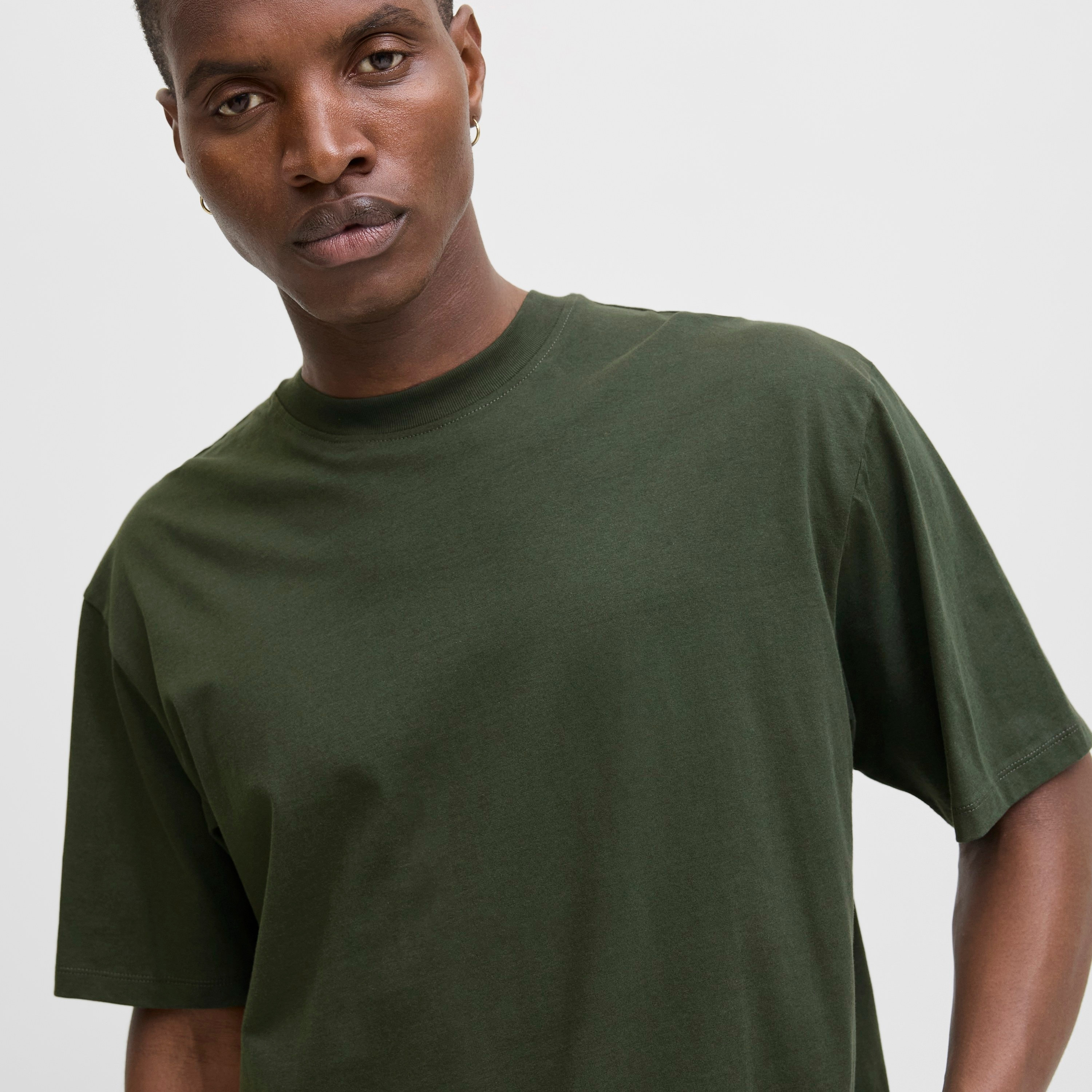 تيشيرت رجالي سادة بياقة دائرية وأكمام قصيرة من جاك ان جونز-men-clothing-tshirtsandpolos-tshirts-image-15