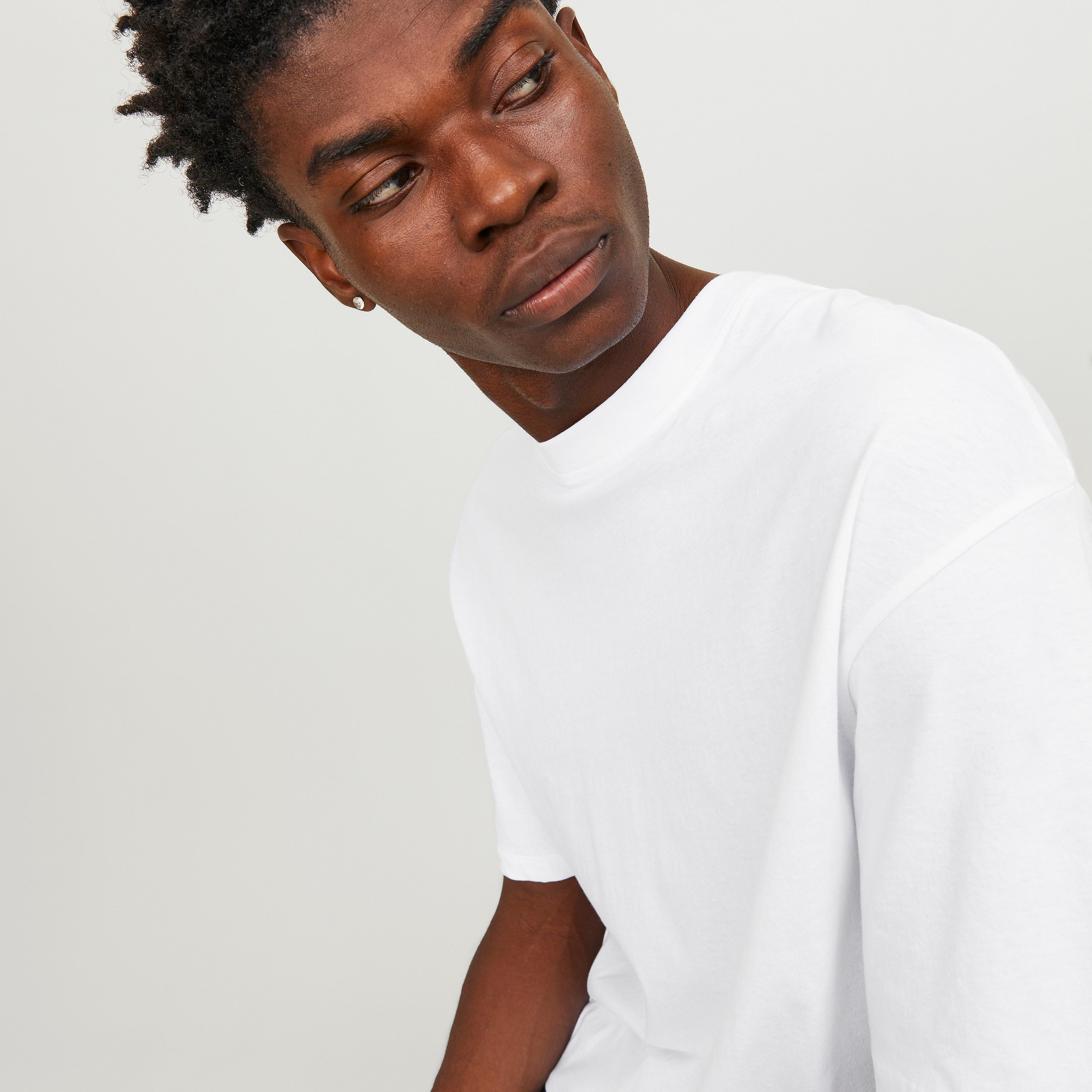 تيشيرت رجالي سادة بياقة دائرية وأكمام قصيرة من جاك ان جونز-men-clothing-tshirtsandpolos-tshirts-image-7