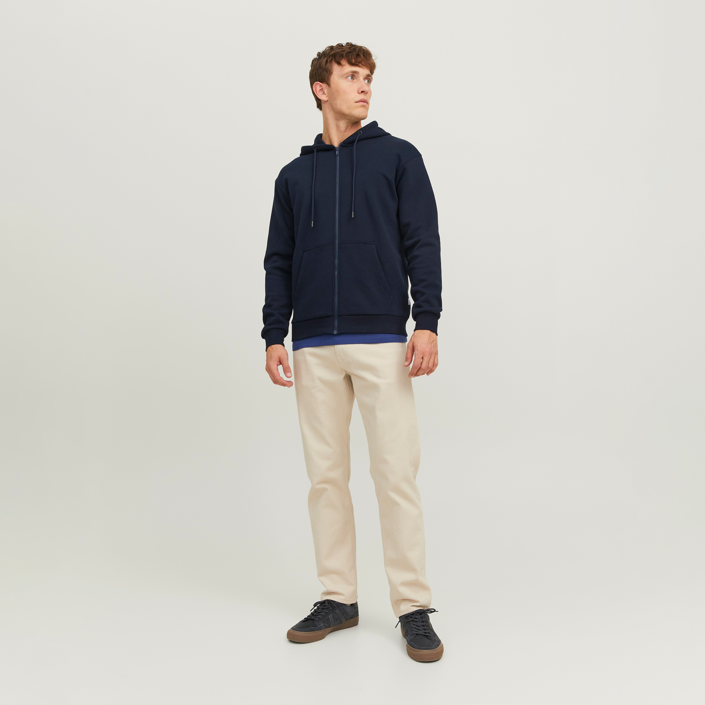 هودي رجالي سادة بأكمام طويلة وسحاب كامل من جاك آند جونز-men-winterwear-hoodiesandsweatshirts-image-2