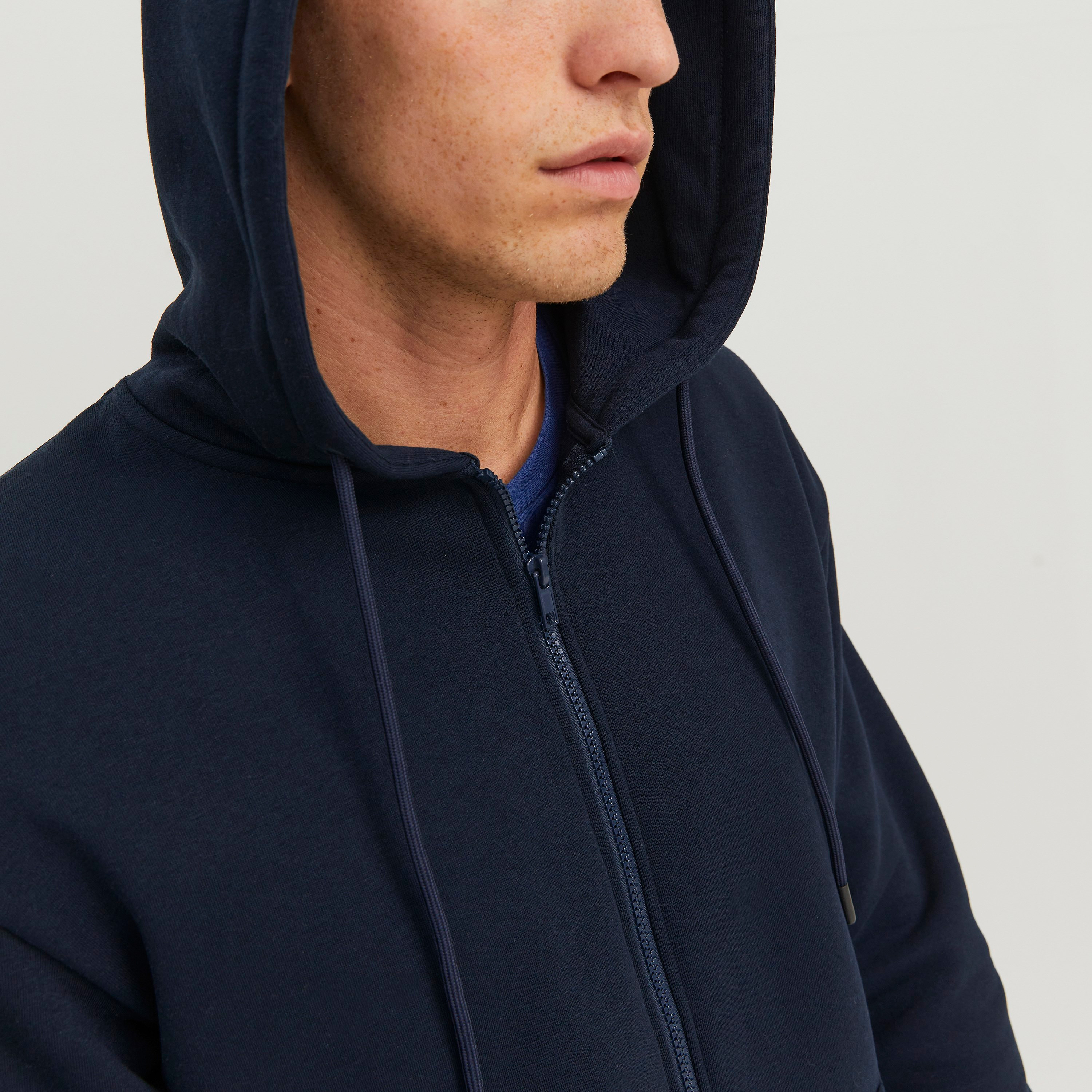هودي رجالي سادة بأكمام طويلة وسحاب كامل من جاك آند جونز-men-winterwear-hoodiesandsweatshirts-image-3