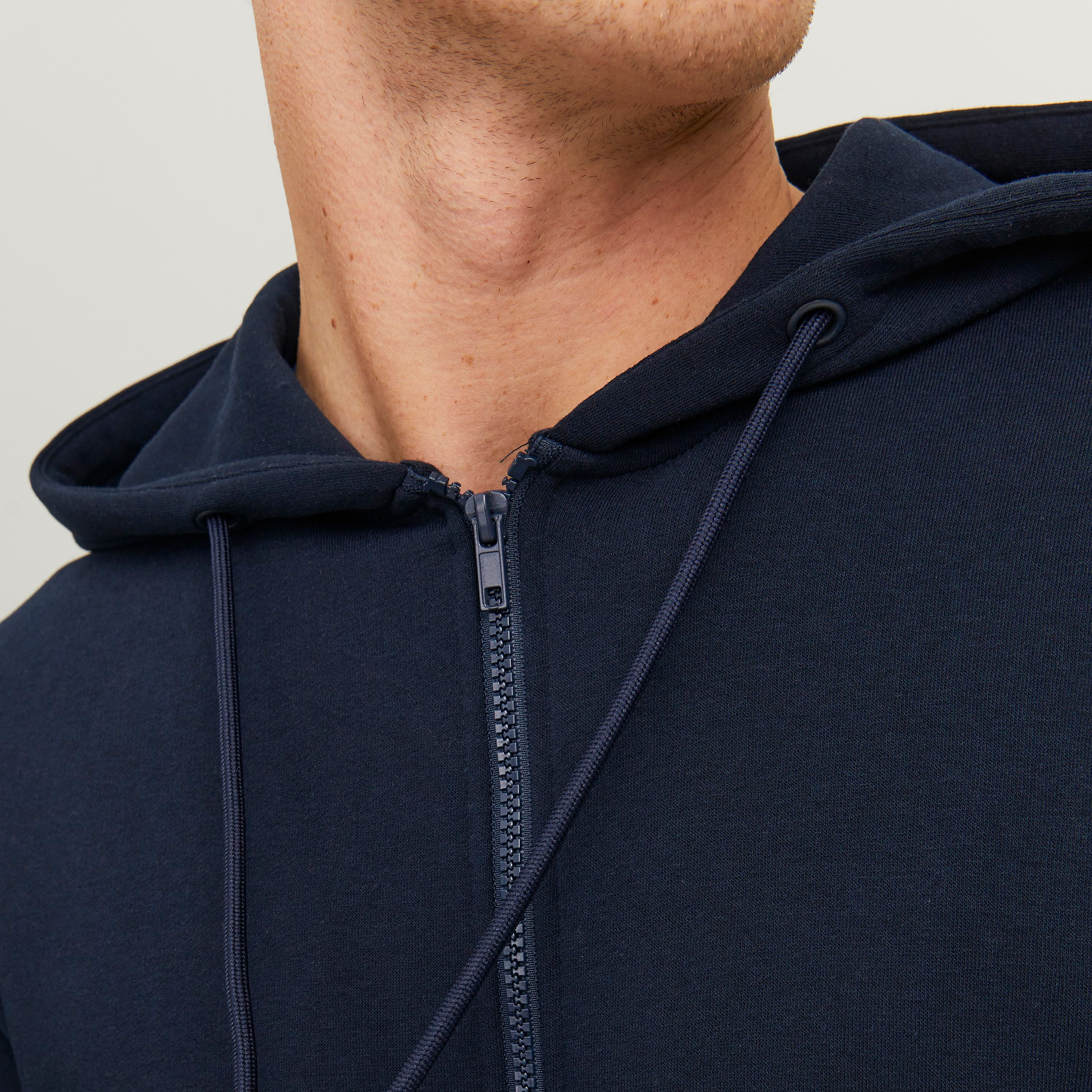 هودي رجالي سادة بأكمام طويلة وسحاب كامل من جاك آند جونز-men-winterwear-hoodiesandsweatshirts-image-5