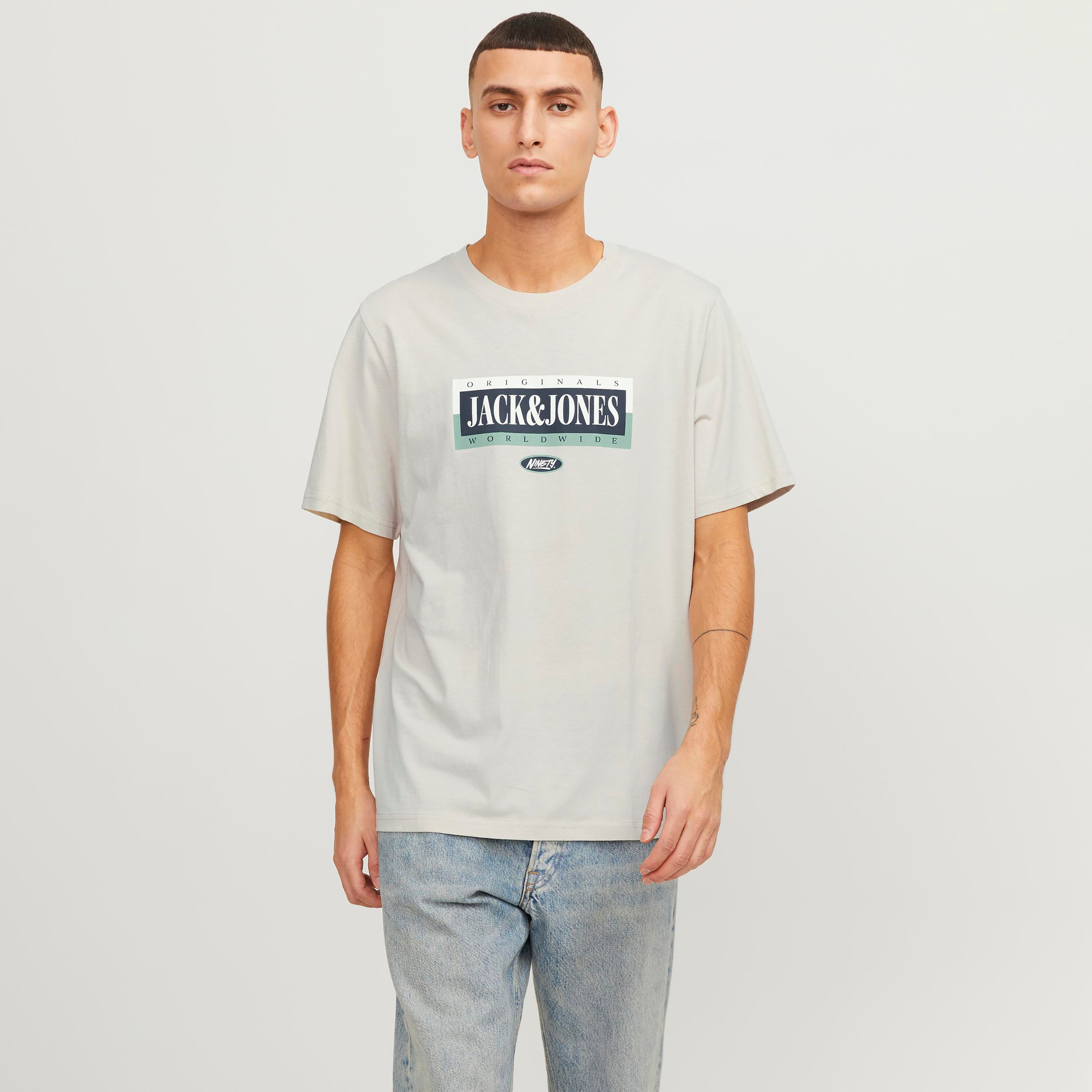 تي شيرت من جاك آند جونز مع شعار بأكمام قصيرة و ياقة مستديرة-men-clothing-tshirtsandpolos-tshirts-image-5