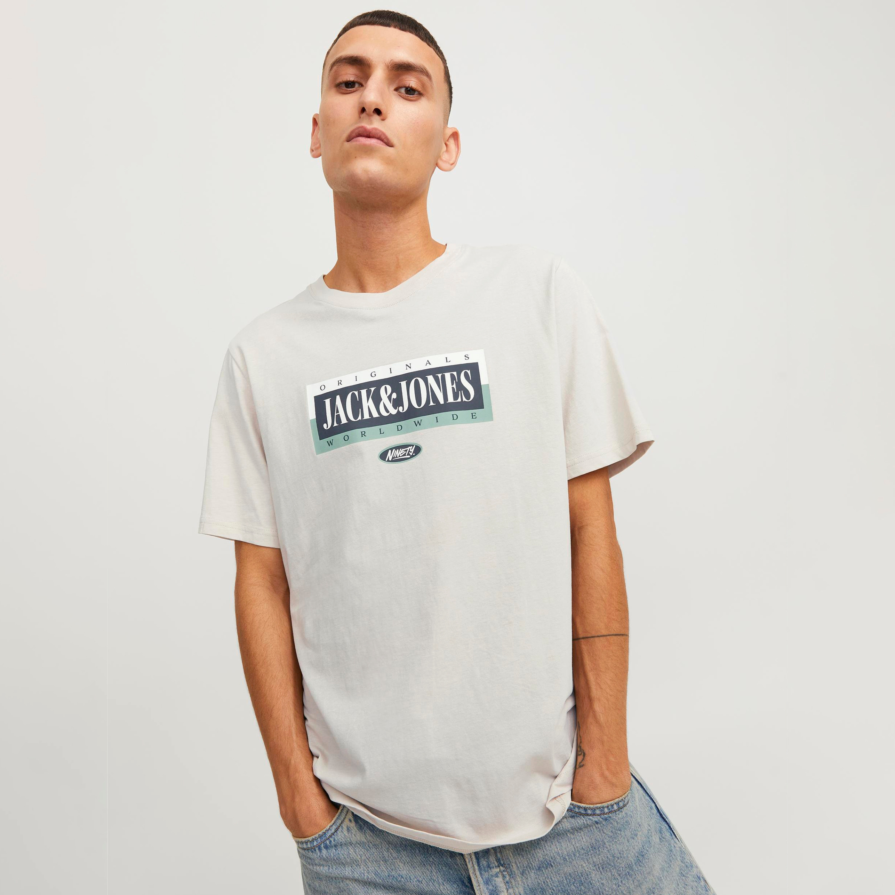 تي شيرت من جاك آند جونز مع شعار بأكمام قصيرة و ياقة مستديرة-men-clothing-tshirtsandpolos-tshirts-image-6