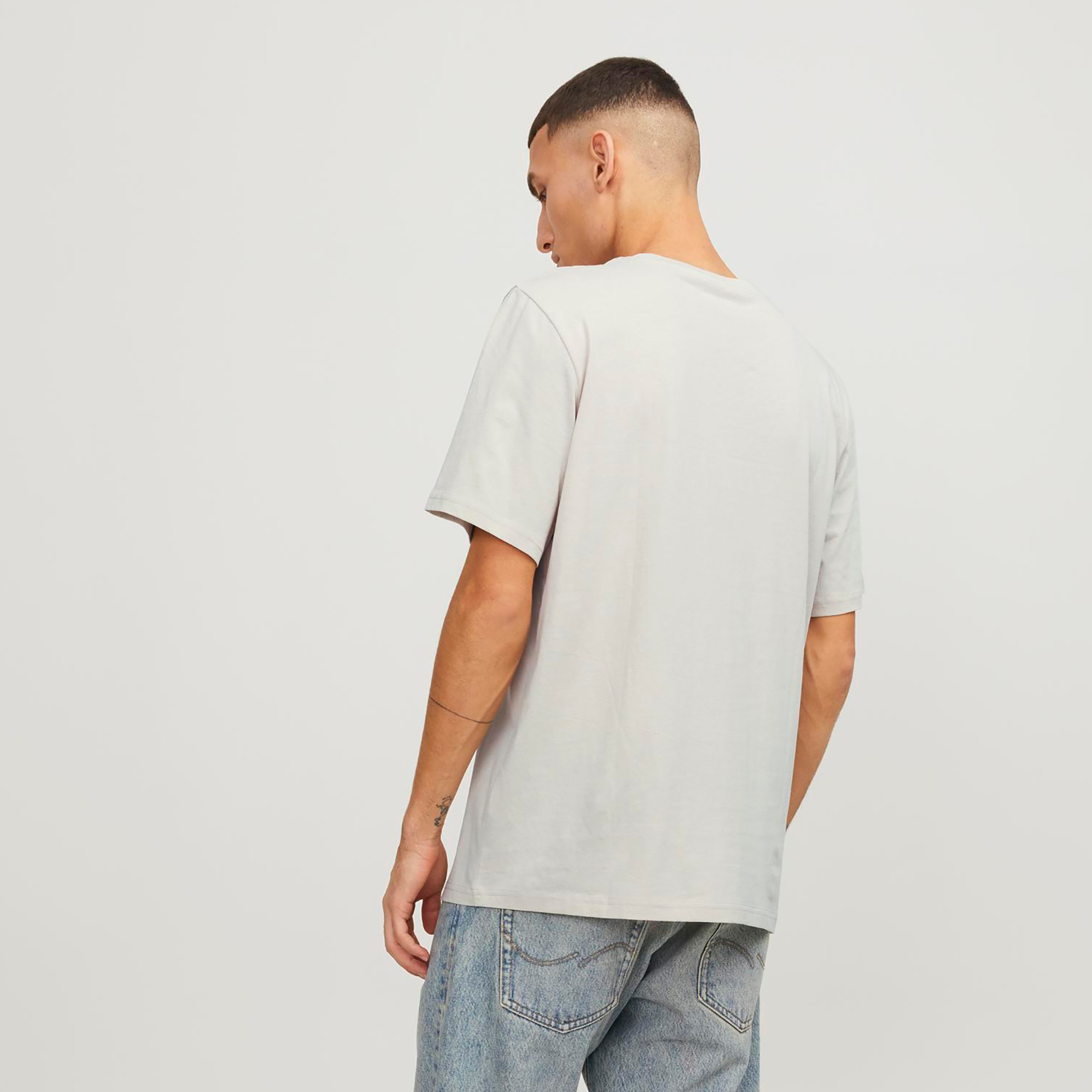 تي شيرت من جاك آند جونز مع شعار بأكمام قصيرة و ياقة مستديرة-men-clothing-tshirtsandpolos-tshirts-image-8