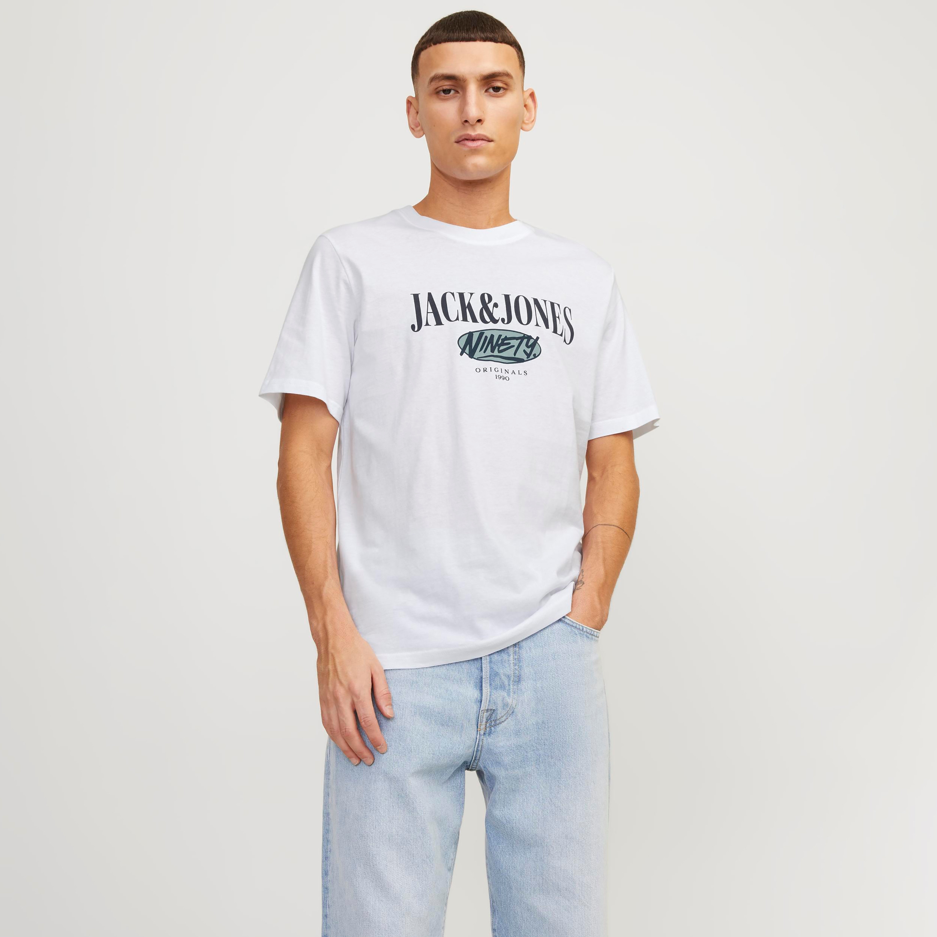 تي شيرت من جاك آند جونز مع شعار بأكمام قصيرة و ياقة مستديرة-men-clothing-tshirtsandpolos-tshirts-image-9