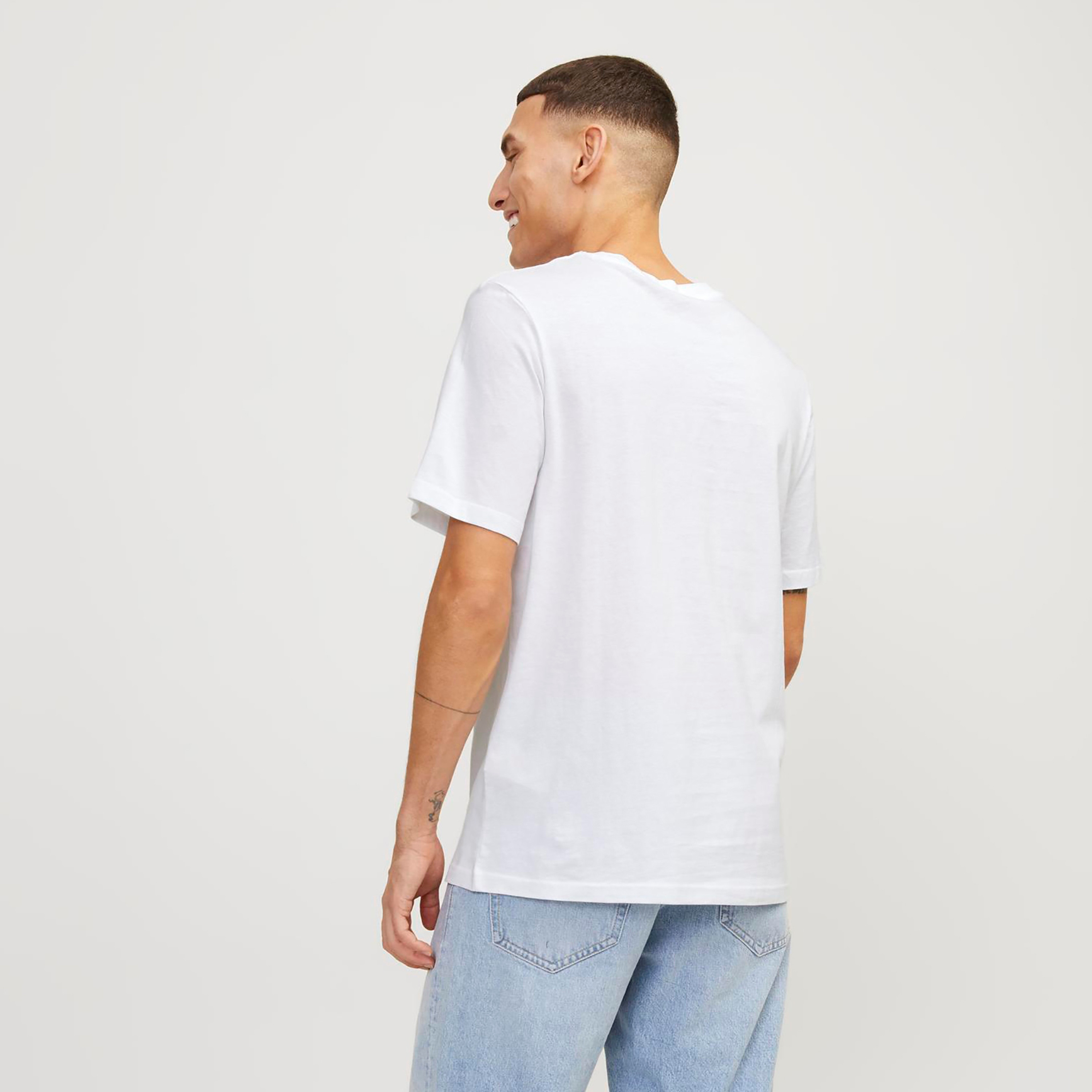 تي شيرت من جاك آند جونز مع شعار بأكمام قصيرة و ياقة مستديرة-men-clothing-tshirtsandpolos-tshirts-image-12