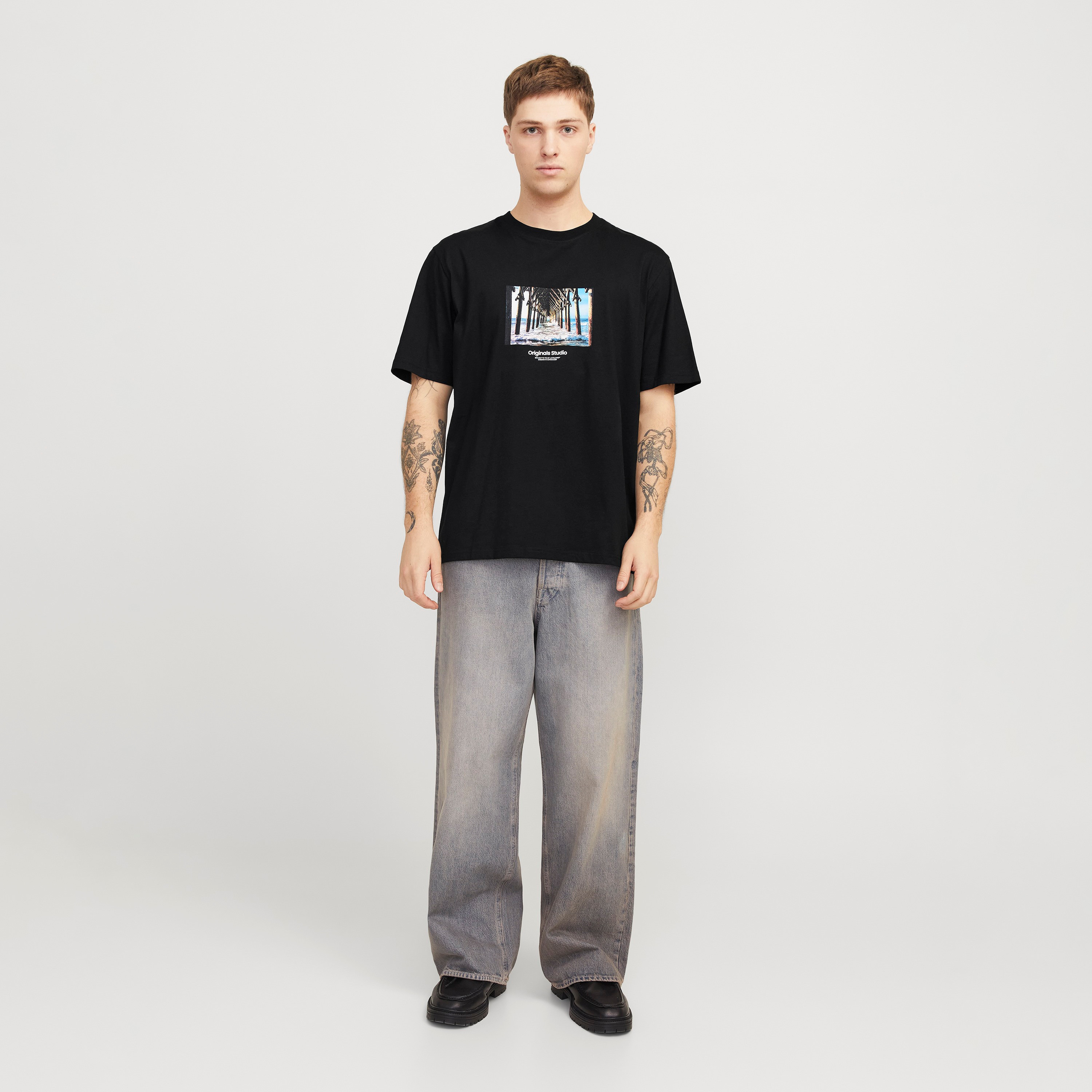 تي شيرت رجالي بأكمام قصيرة ورقبة دائرية ورسومات جرافيكية من جاك اند جونز-men-clothing-tshirtsandpolos-tshirts-image-2