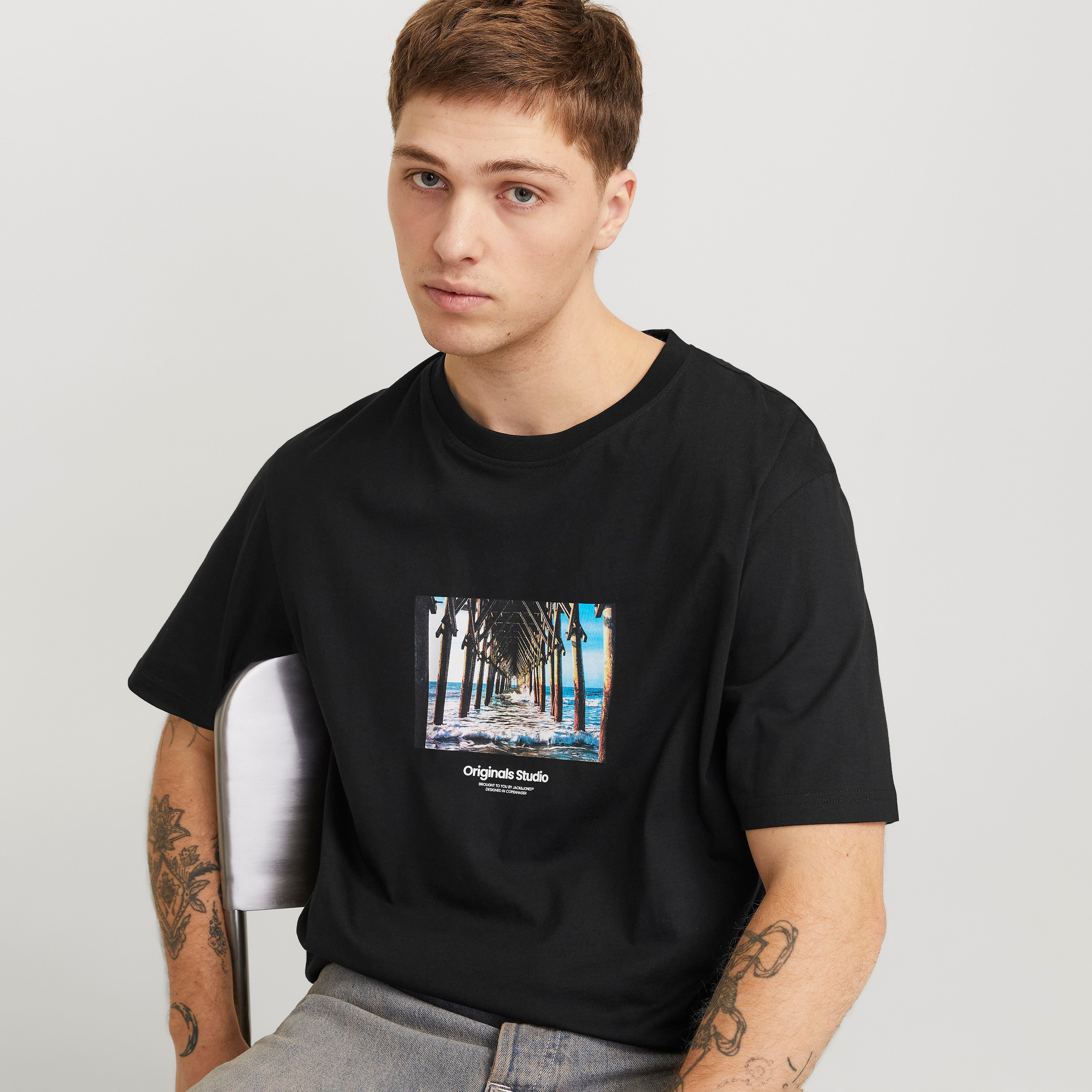 تي شيرت رجالي بأكمام قصيرة ورقبة دائرية ورسومات جرافيكية من جاك اند جونز-men-clothing-tshirtsandpolos-tshirts-image-5