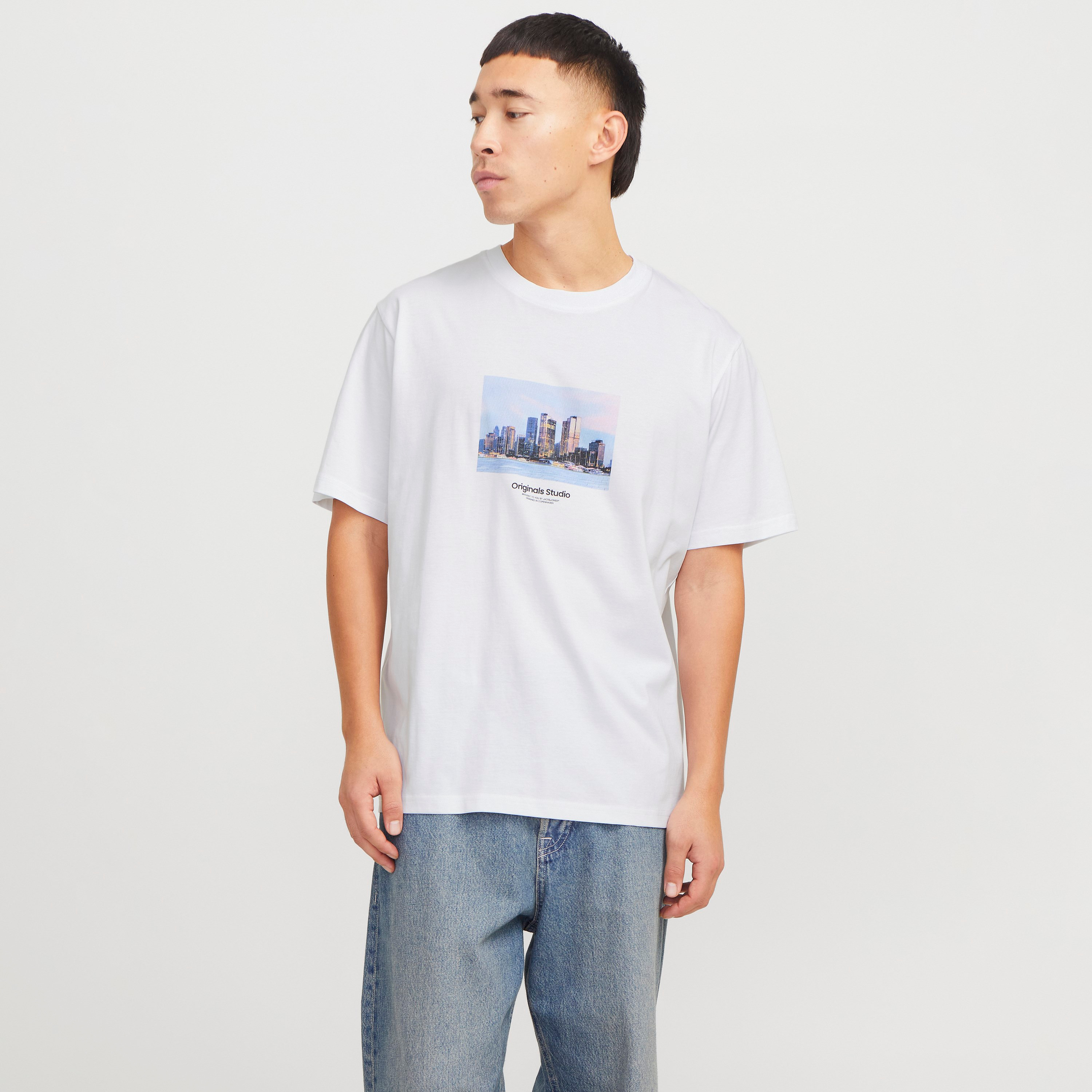 تي شيرت رجالي بأكمام قصيرة ورقبة دائرية ورسومات جرافيكية من جاك اند جونز-men-clothing-tshirtsandpolos-tshirts-image-8