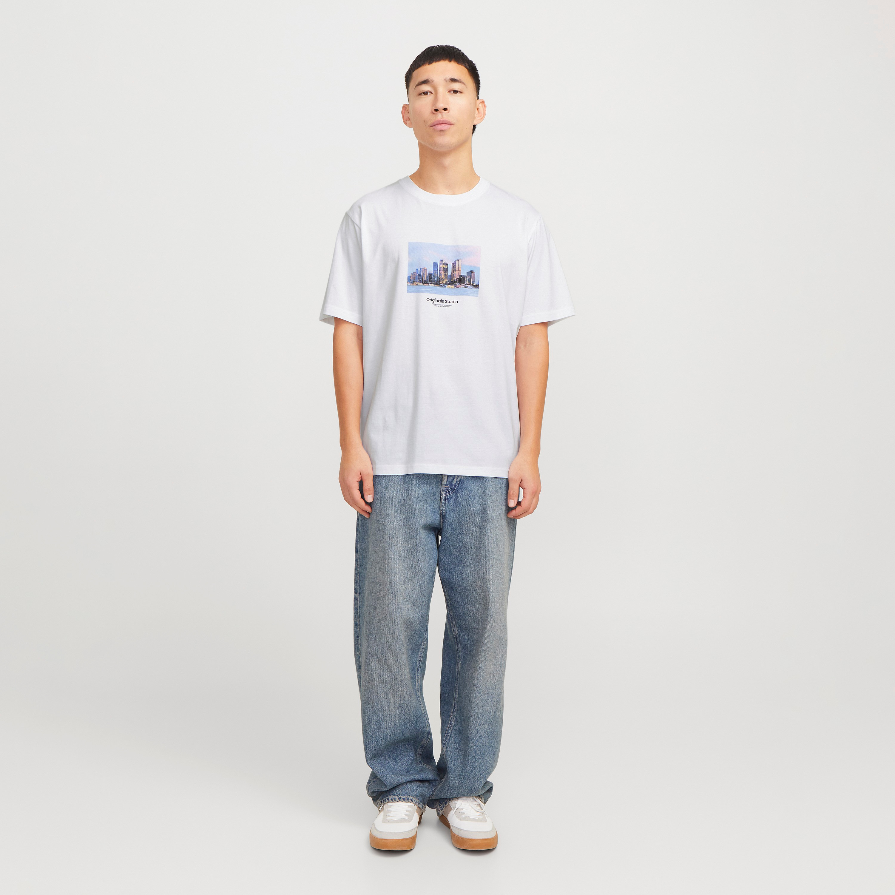 تي شيرت رجالي بأكمام قصيرة ورقبة دائرية ورسومات جرافيكية من جاك اند جونز-men-clothing-tshirtsandpolos-tshirts-image-9
