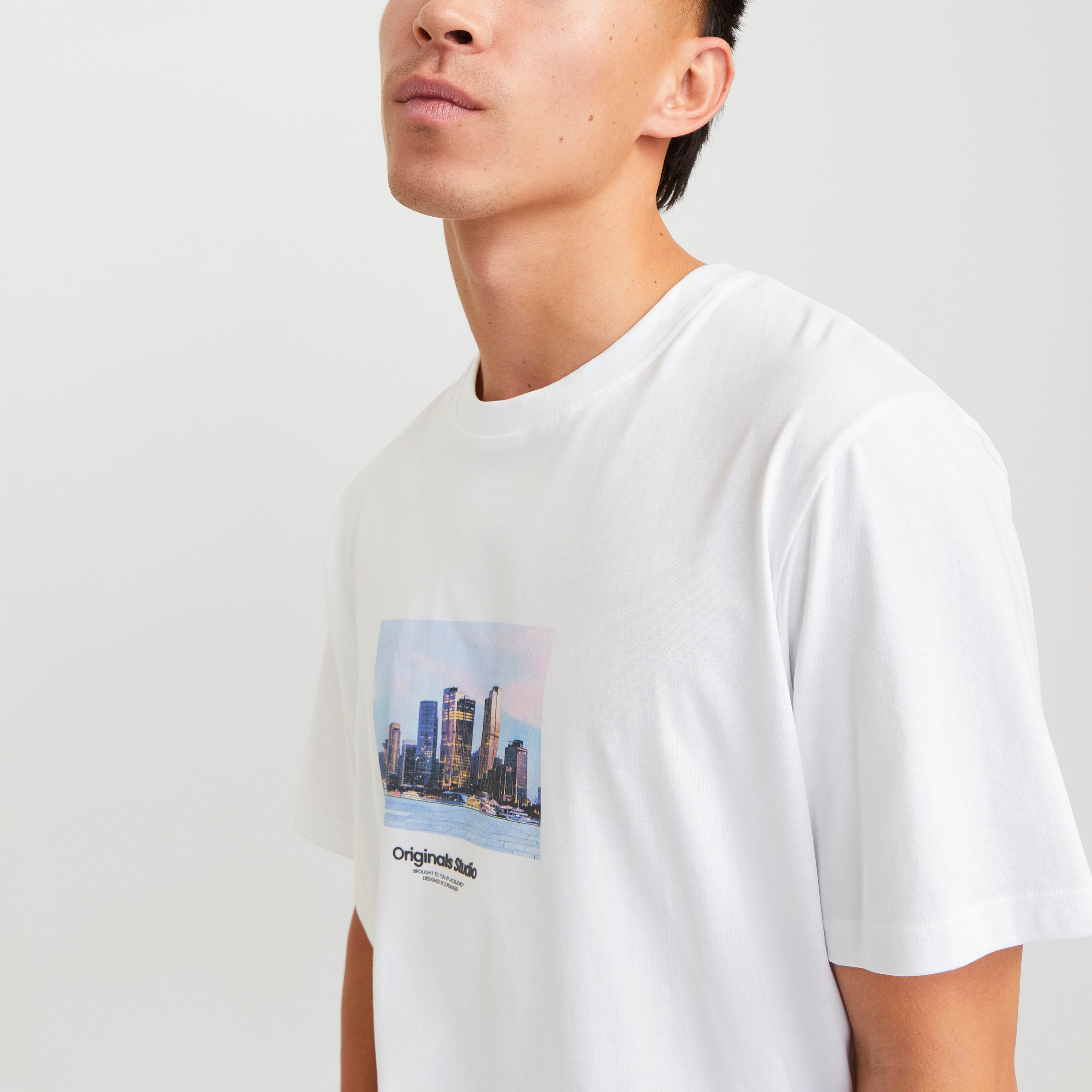 تي شيرت رجالي بأكمام قصيرة ورقبة دائرية ورسومات جرافيكية من جاك اند جونز-men-clothing-tshirtsandpolos-tshirts-image-10