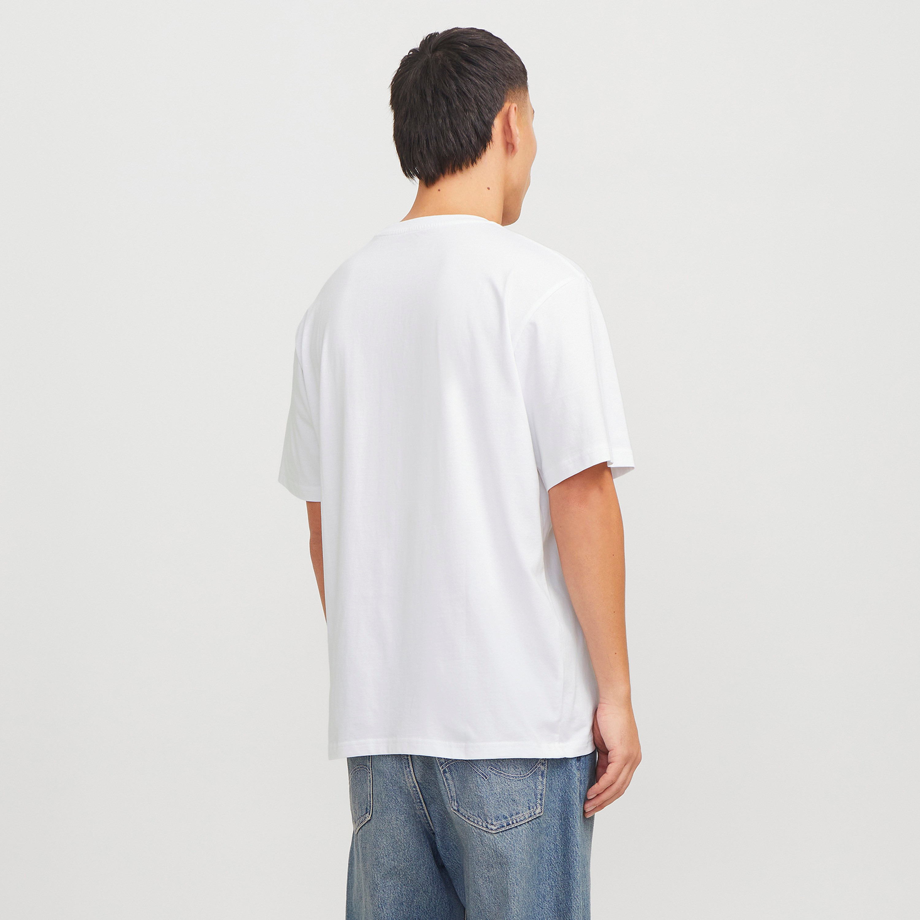 تي شيرت رجالي بأكمام قصيرة ورقبة دائرية ورسومات جرافيكية من جاك اند جونز-men-clothing-tshirtsandpolos-tshirts-image-11