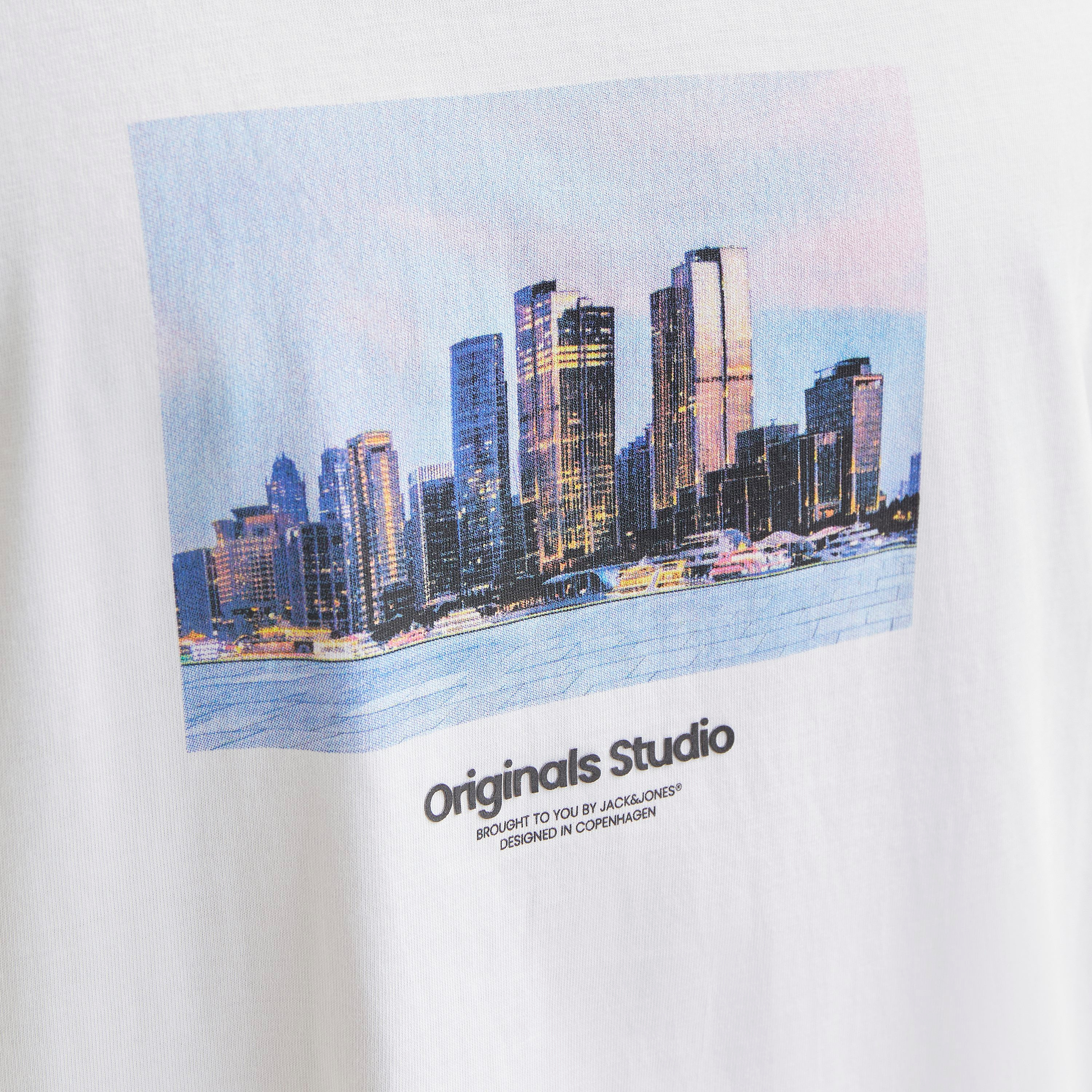 تي شيرت رجالي بأكمام قصيرة ورقبة دائرية ورسومات جرافيكية من جاك اند جونز-men-clothing-tshirtsandpolos-tshirts-image-13