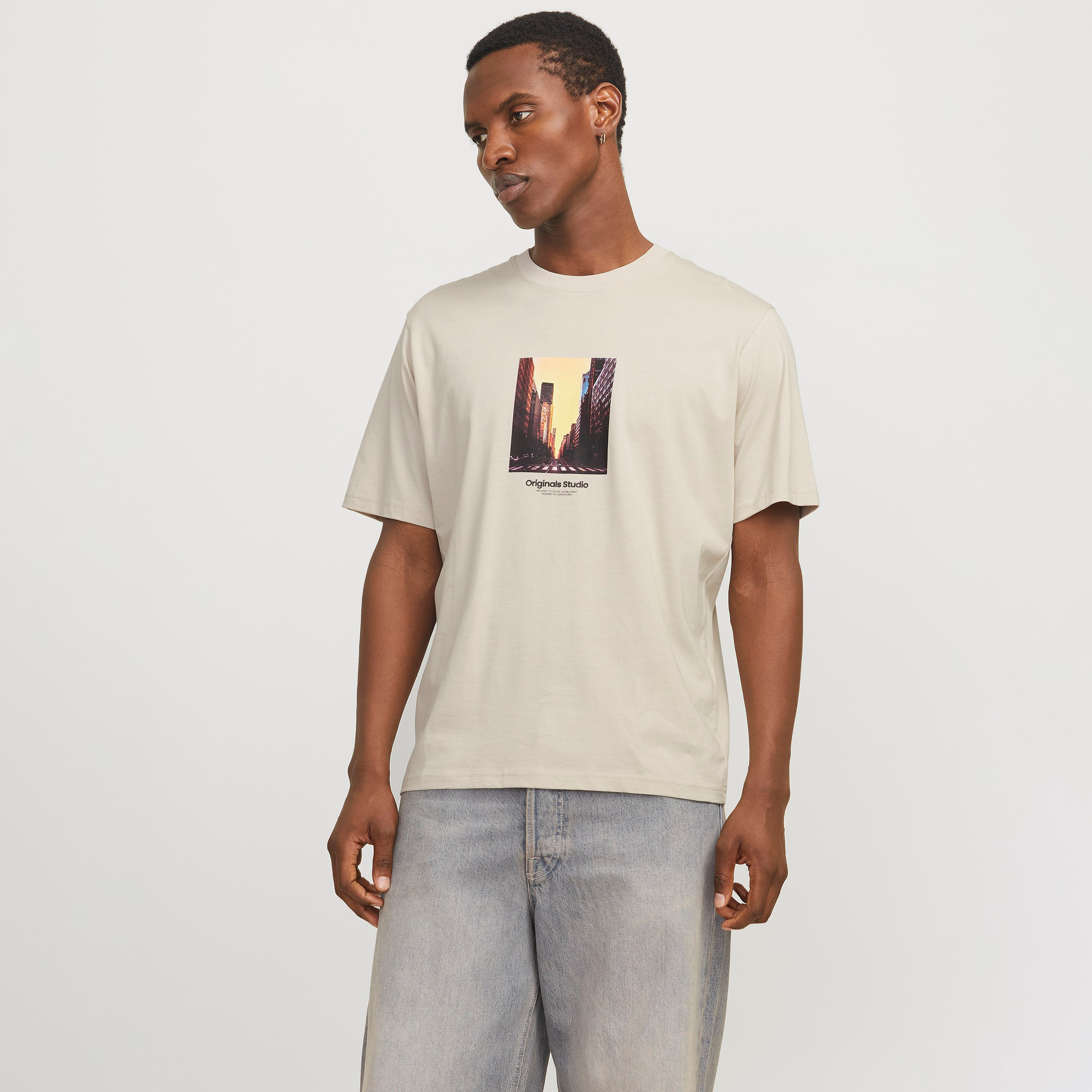 تي شيرت رجالي بأكمام قصيرة ورقبة دائرية ورسومات جرافيكية من جاك اند جونز-men-clothing-tshirtsandpolos-tshirts-image-15