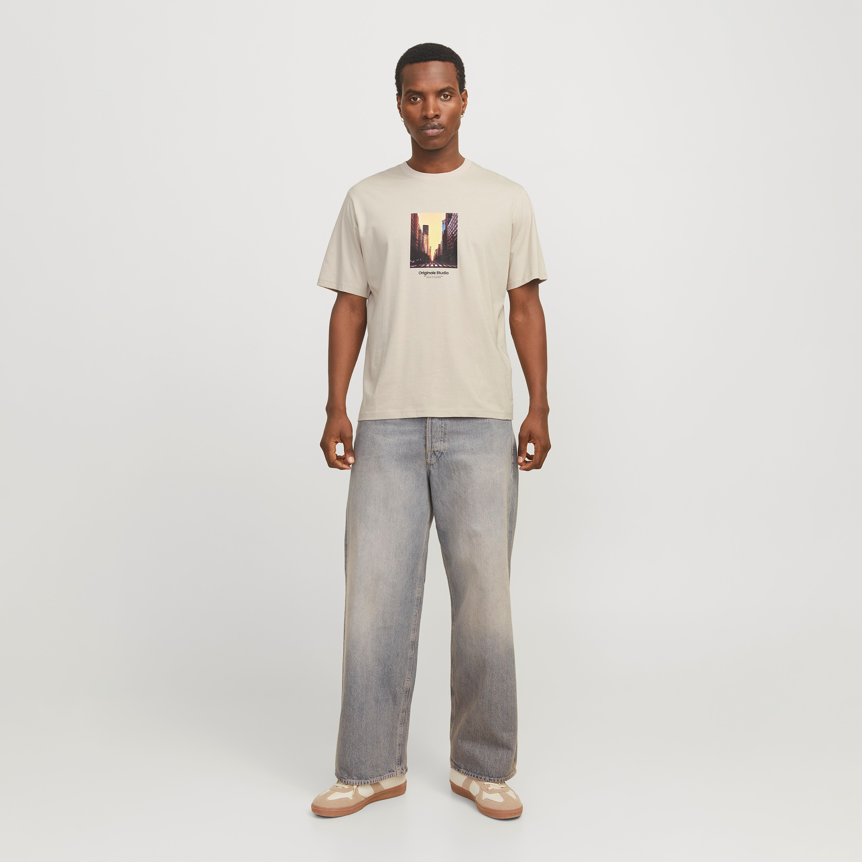 تي شيرت رجالي بأكمام قصيرة ورقبة دائرية ورسومات جرافيكية من جاك اند جونز-men-clothing-tshirtsandpolos-tshirts-image-16