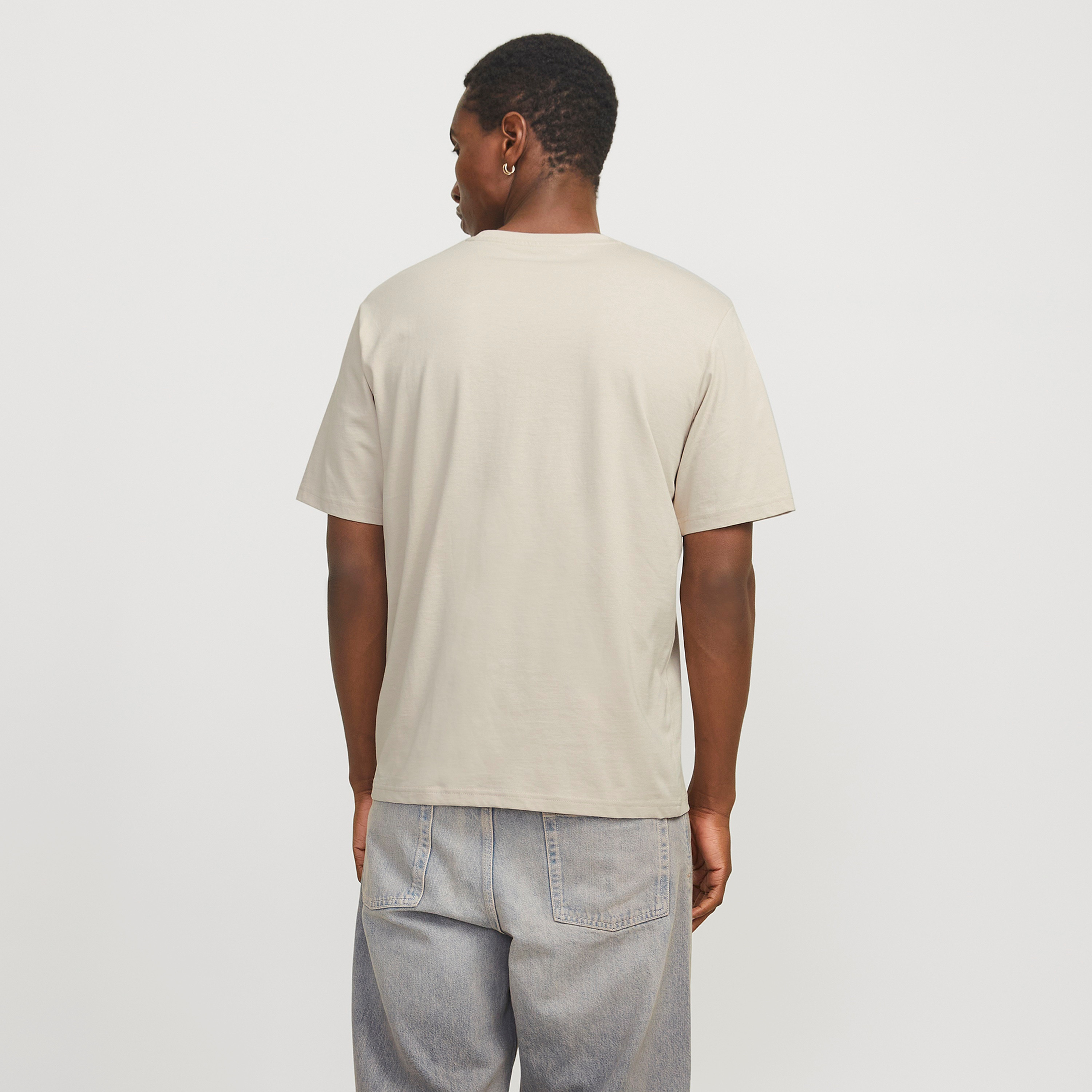 تي شيرت رجالي بأكمام قصيرة ورقبة دائرية ورسومات جرافيكية من جاك اند جونز-men-clothing-tshirtsandpolos-tshirts-image-18