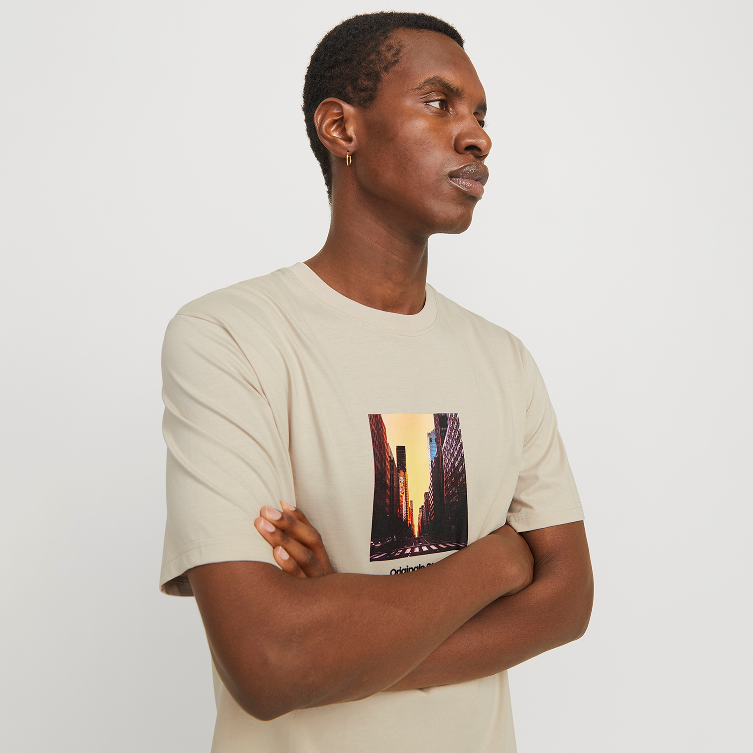 تي شيرت رجالي بأكمام قصيرة ورقبة دائرية ورسومات جرافيكية من جاك اند جونز-men-clothing-tshirtsandpolos-tshirts-image-19