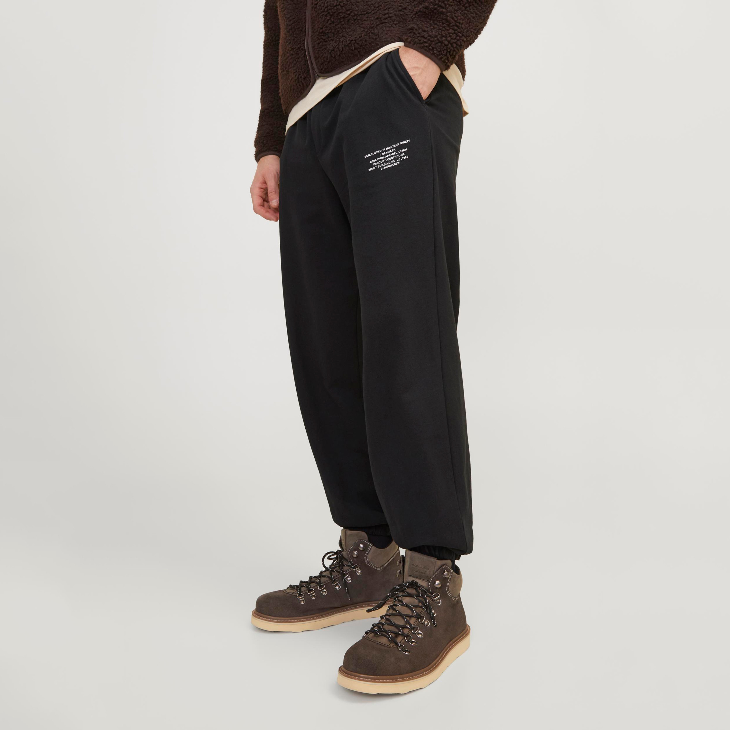 جوغر من جاك آند جونز ذو كلاسيكي بخمسة جيوب ومتوسط الارتفاع مع وايد فت بلون أسود-men-clothing-bottoms-joggers-image-1