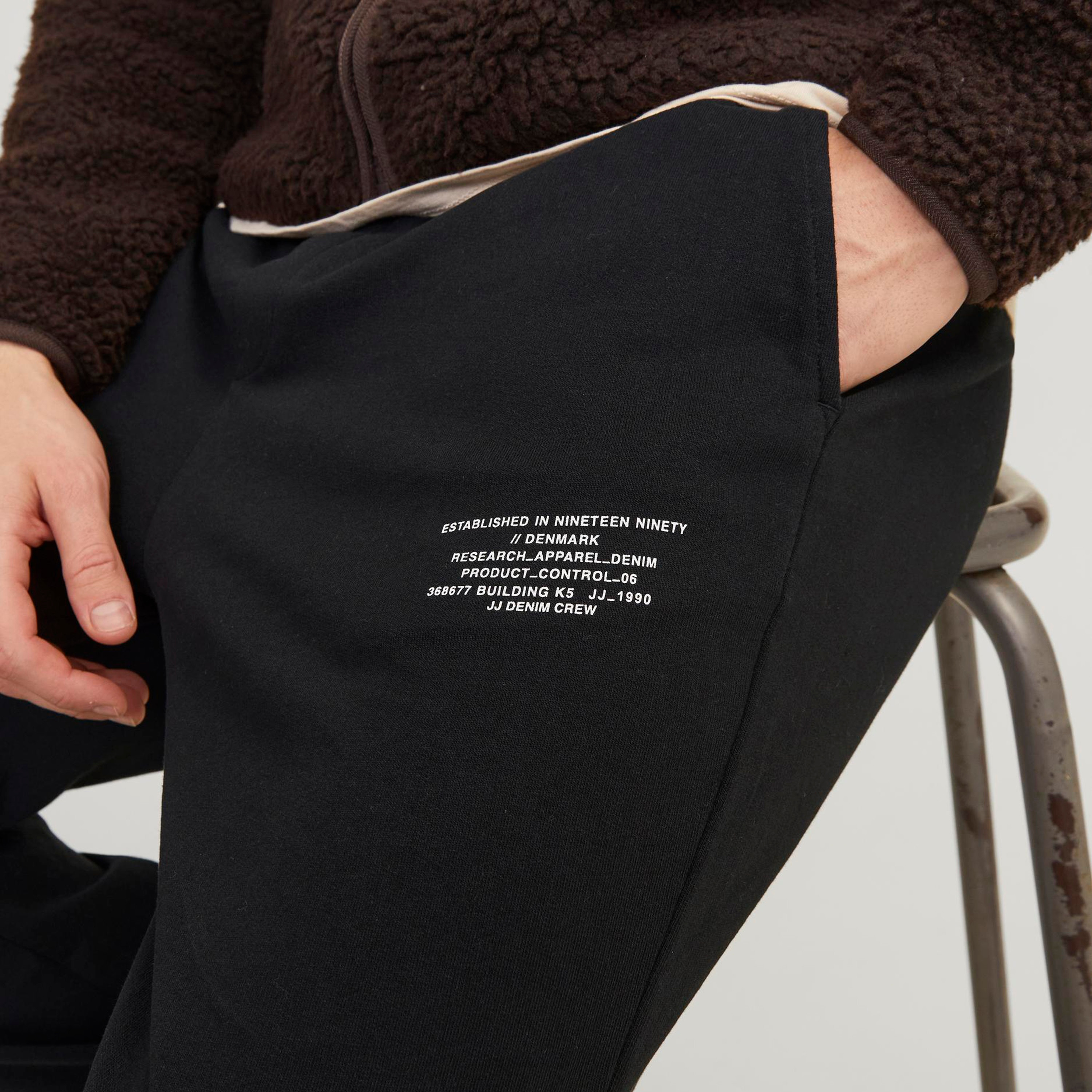 جوغر من جاك آند جونز ذو كلاسيكي بخمسة جيوب ومتوسط الارتفاع مع وايد فت بلون أسود-men-clothing-bottoms-joggers-image-3