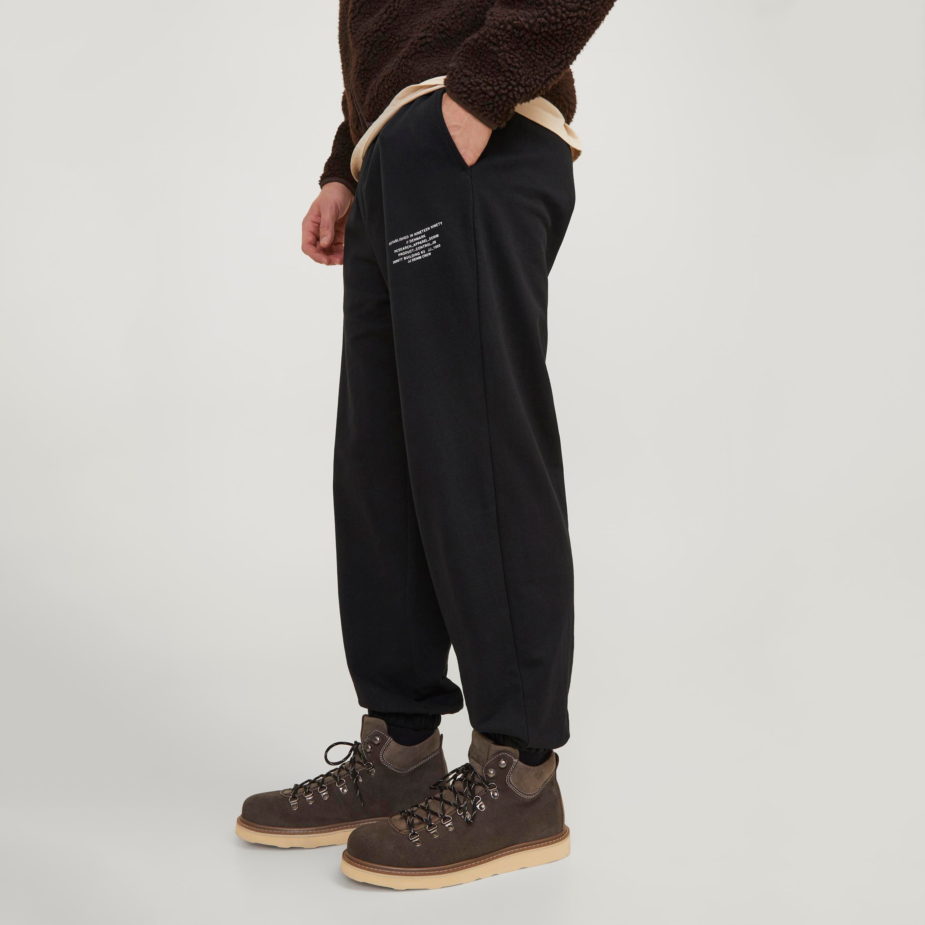 جوغر من جاك آند جونز ذو كلاسيكي بخمسة جيوب ومتوسط الارتفاع مع وايد فت بلون أسود-men-clothing-bottoms-joggers-image-6