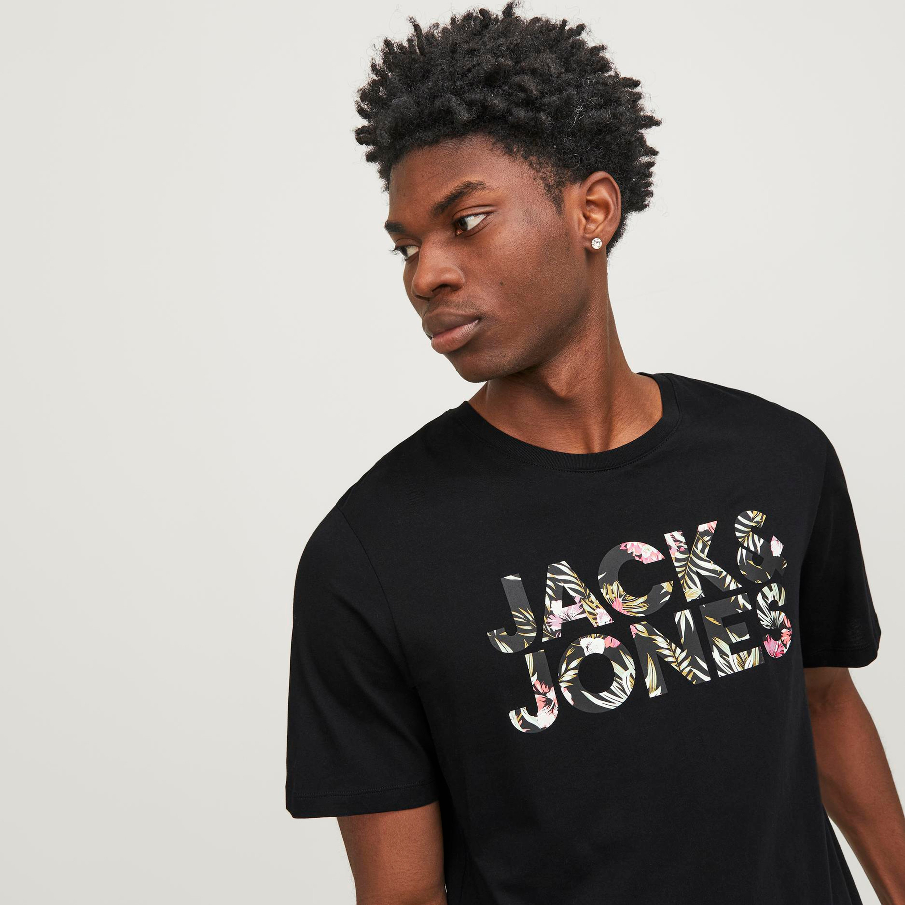 تي شيرت من جاك آند جونز بطبعة شعار بأكمام قصيرة و ياقة مستديرة-men-clothing-tshirtsandpolos-tshirts-image-8