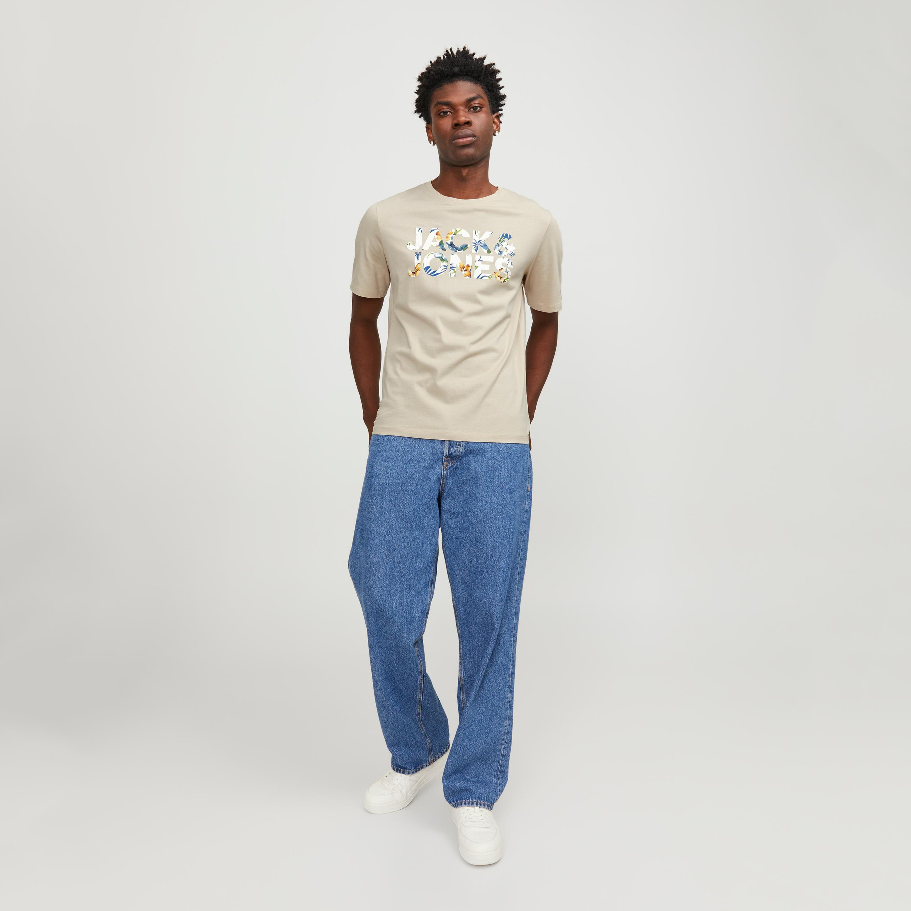 تي شيرت من جاك آند جونز بطبعة شعار بأكمام قصيرة و ياقة مستديرة-men-clothing-tshirtsandpolos-tshirts-image-2