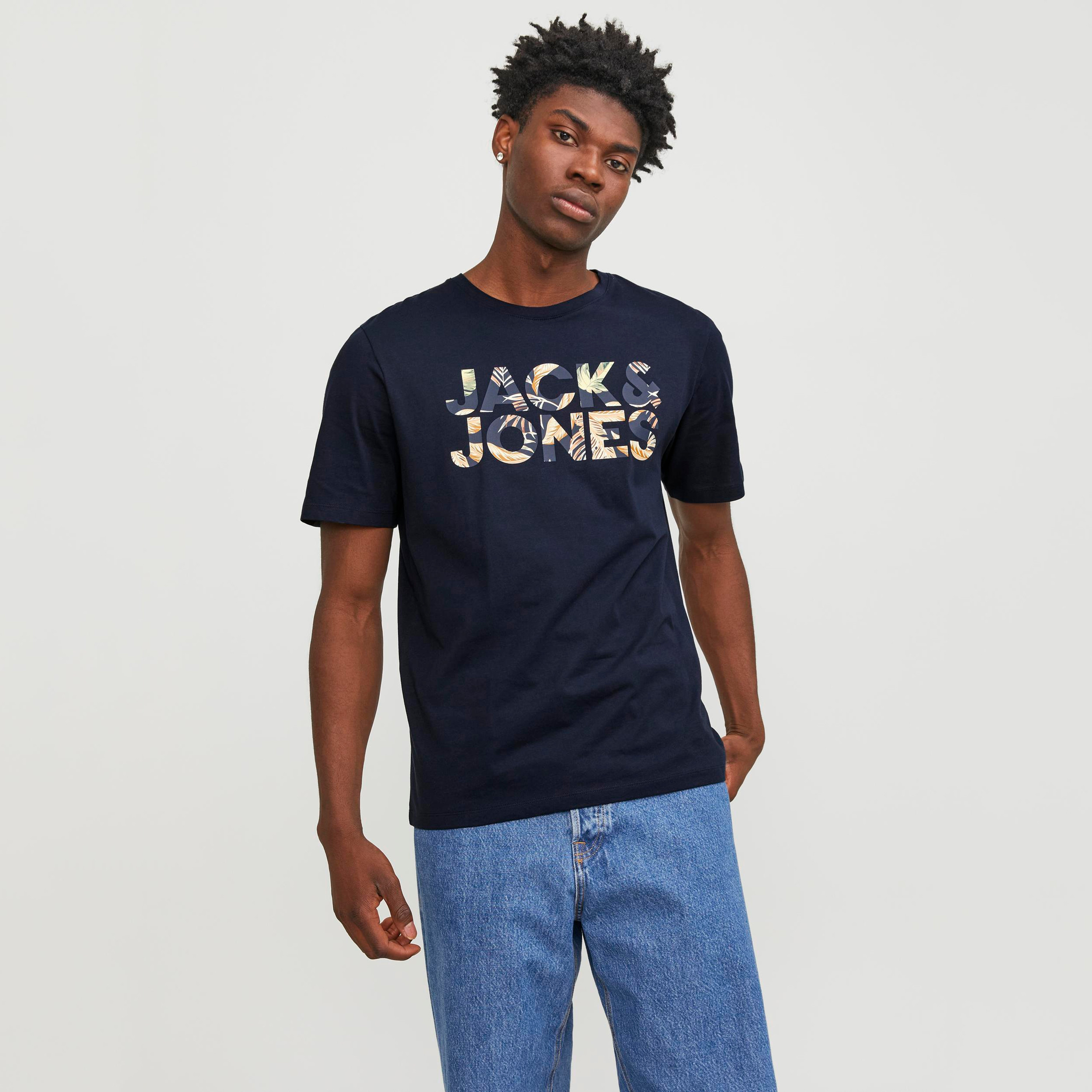 تي شيرت من جاك آند جونز بطبعة شعار بأكمام قصيرة و ياقة مستديرة-men-clothing-tshirtsandpolos-tshirts-image-10