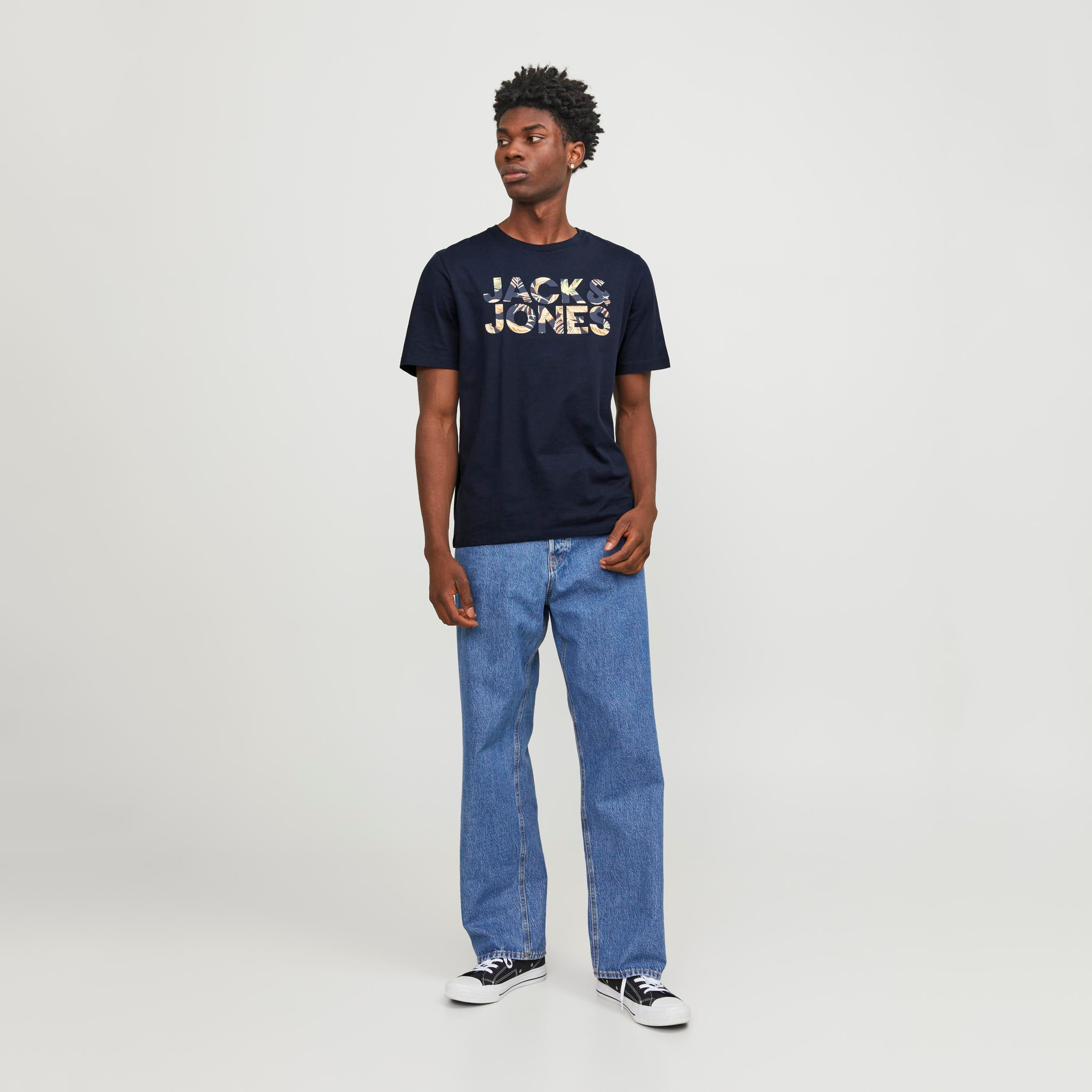 تي شيرت من جاك آند جونز بطبعة شعار بأكمام قصيرة و ياقة مستديرة-men-clothing-tshirtsandpolos-tshirts-image-11