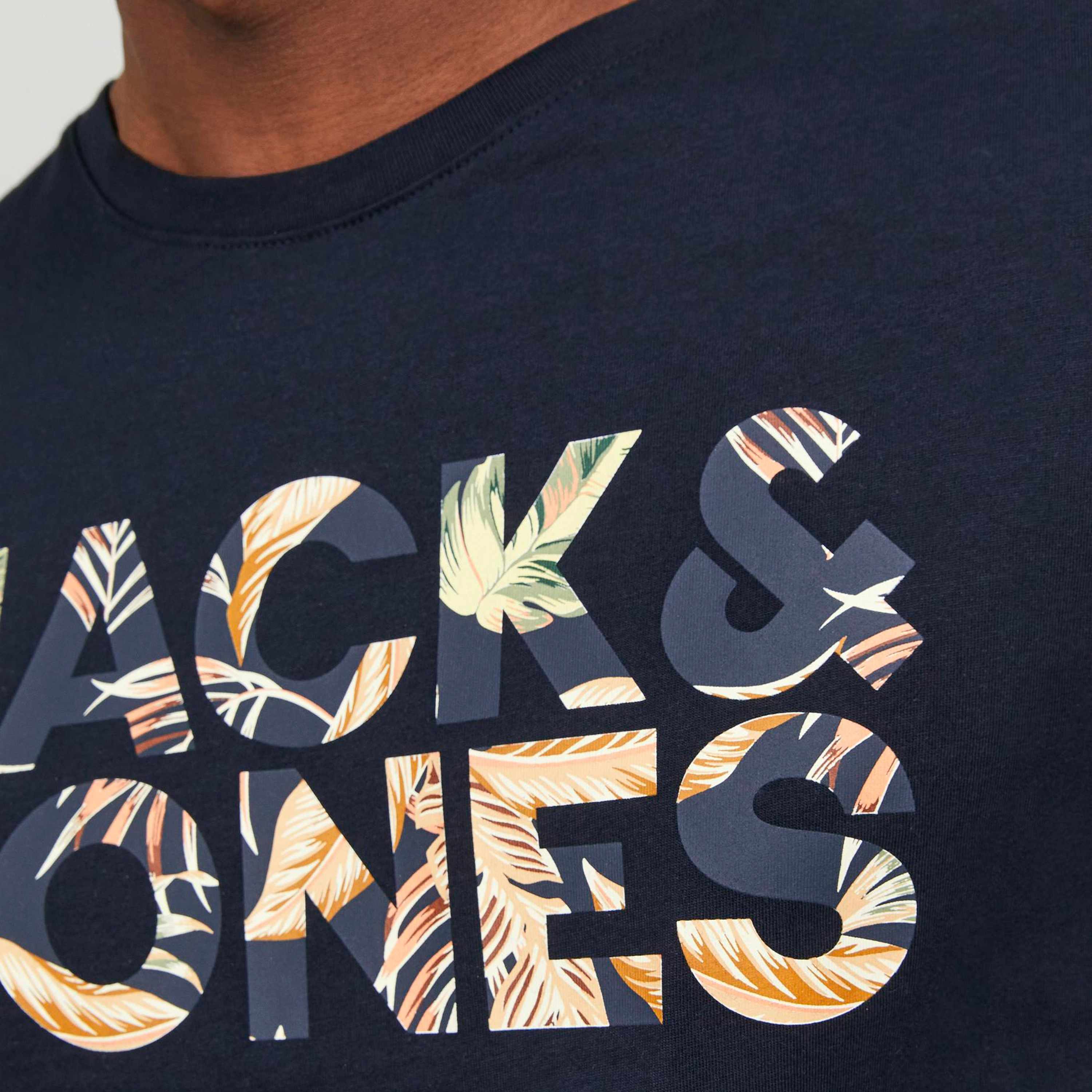 تي شيرت من جاك آند جونز بطبعة شعار بأكمام قصيرة و ياقة مستديرة-men-clothing-tshirtsandpolos-tshirts-image-12