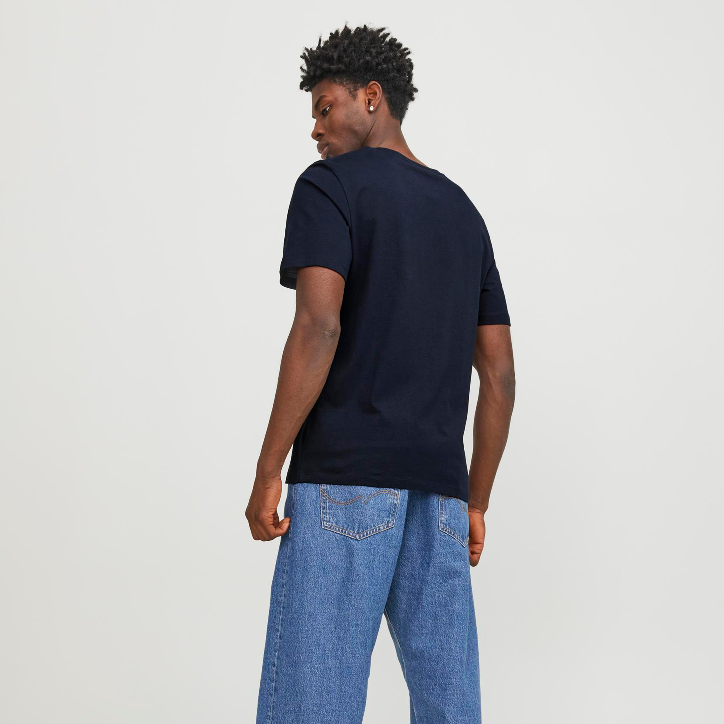 تي شيرت من جاك آند جونز بطبعة شعار بأكمام قصيرة و ياقة مستديرة-men-clothing-tshirtsandpolos-tshirts-image-13