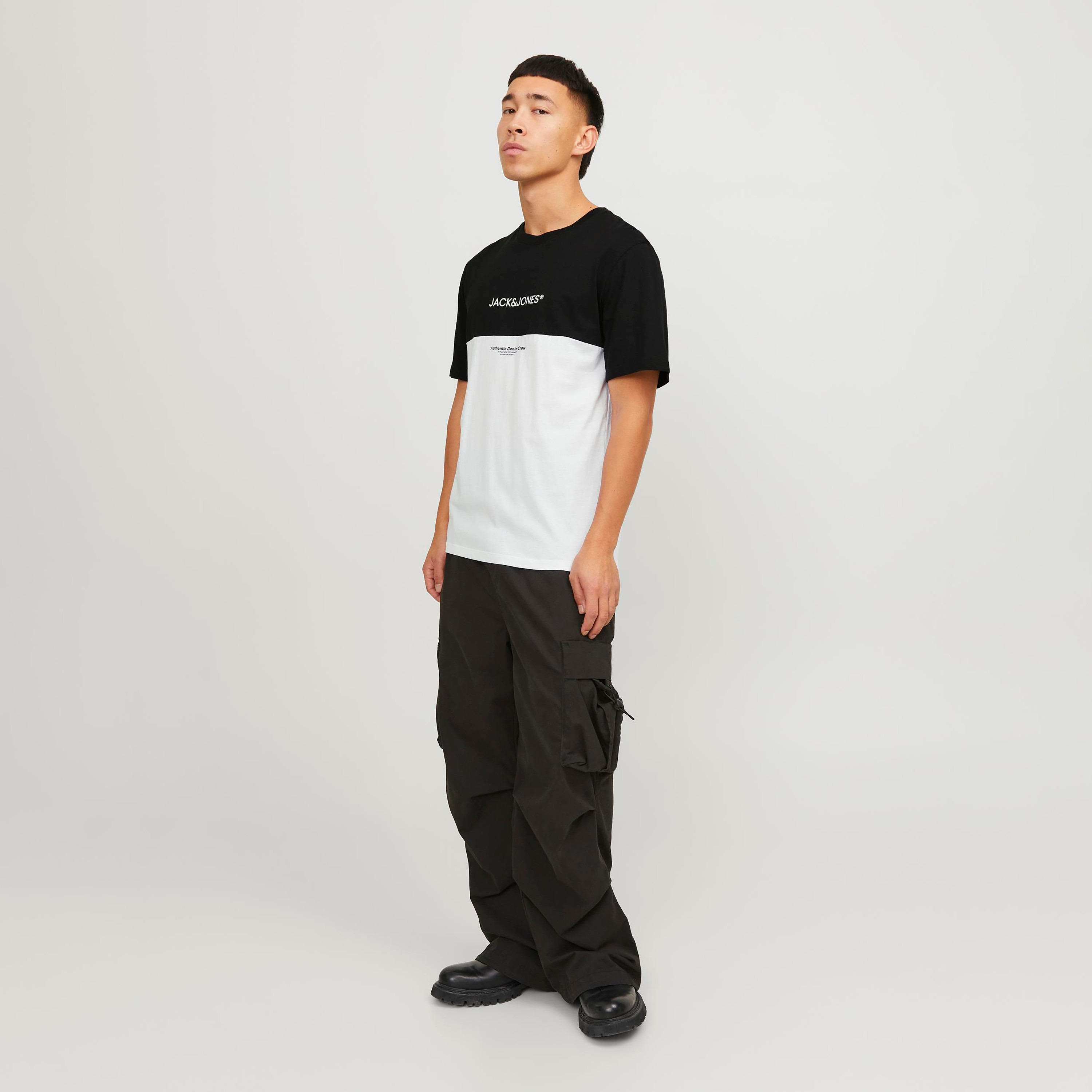 تي شيرت من جاك آند جونز بأكمام قصيرة و ياقة مستديرة مع كلر بلوك-men-clothing-tshirtsandpolos-tshirts-image-2