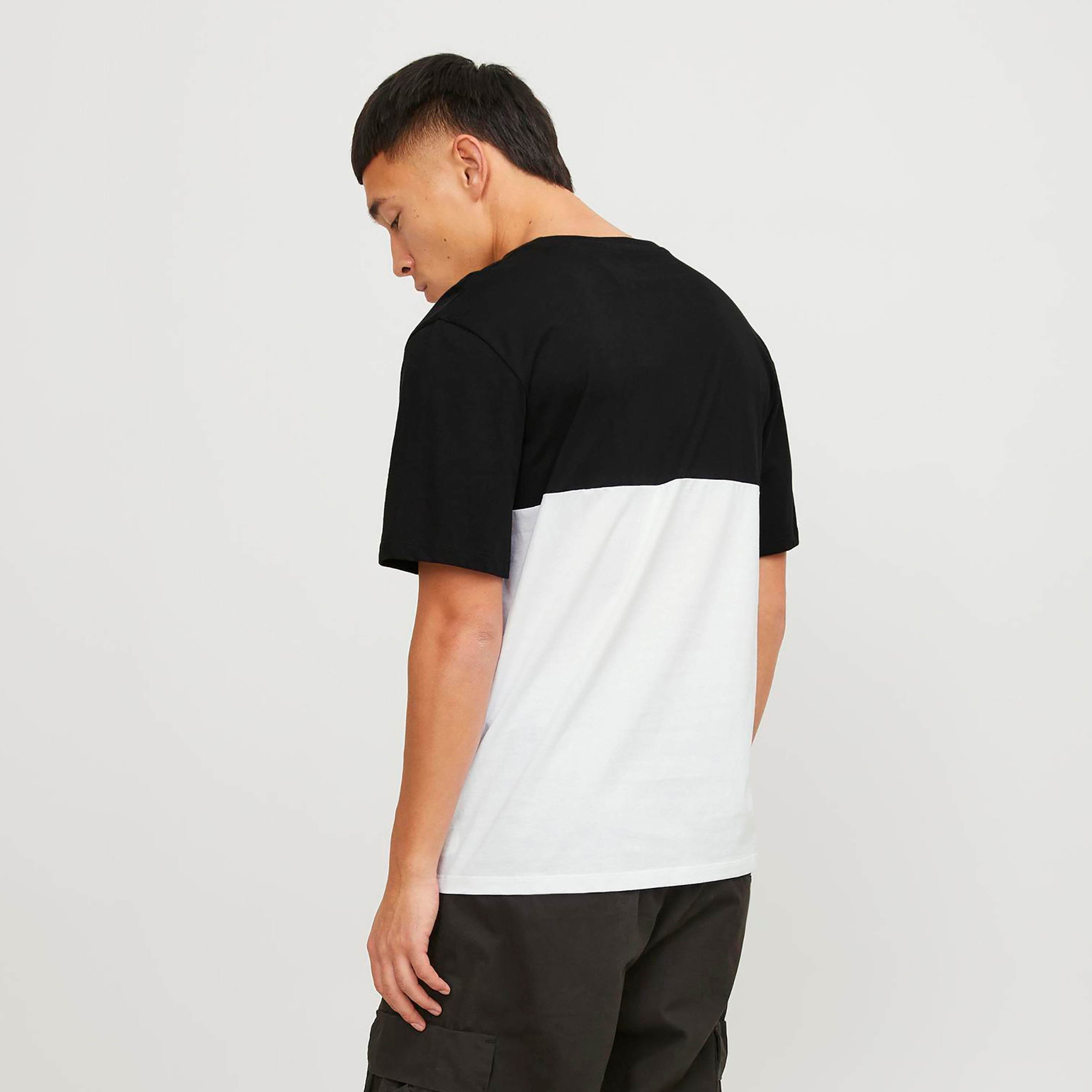 تي شيرت من جاك آند جونز بأكمام قصيرة و ياقة مستديرة مع كلر بلوك-men-clothing-tshirtsandpolos-tshirts-image-4