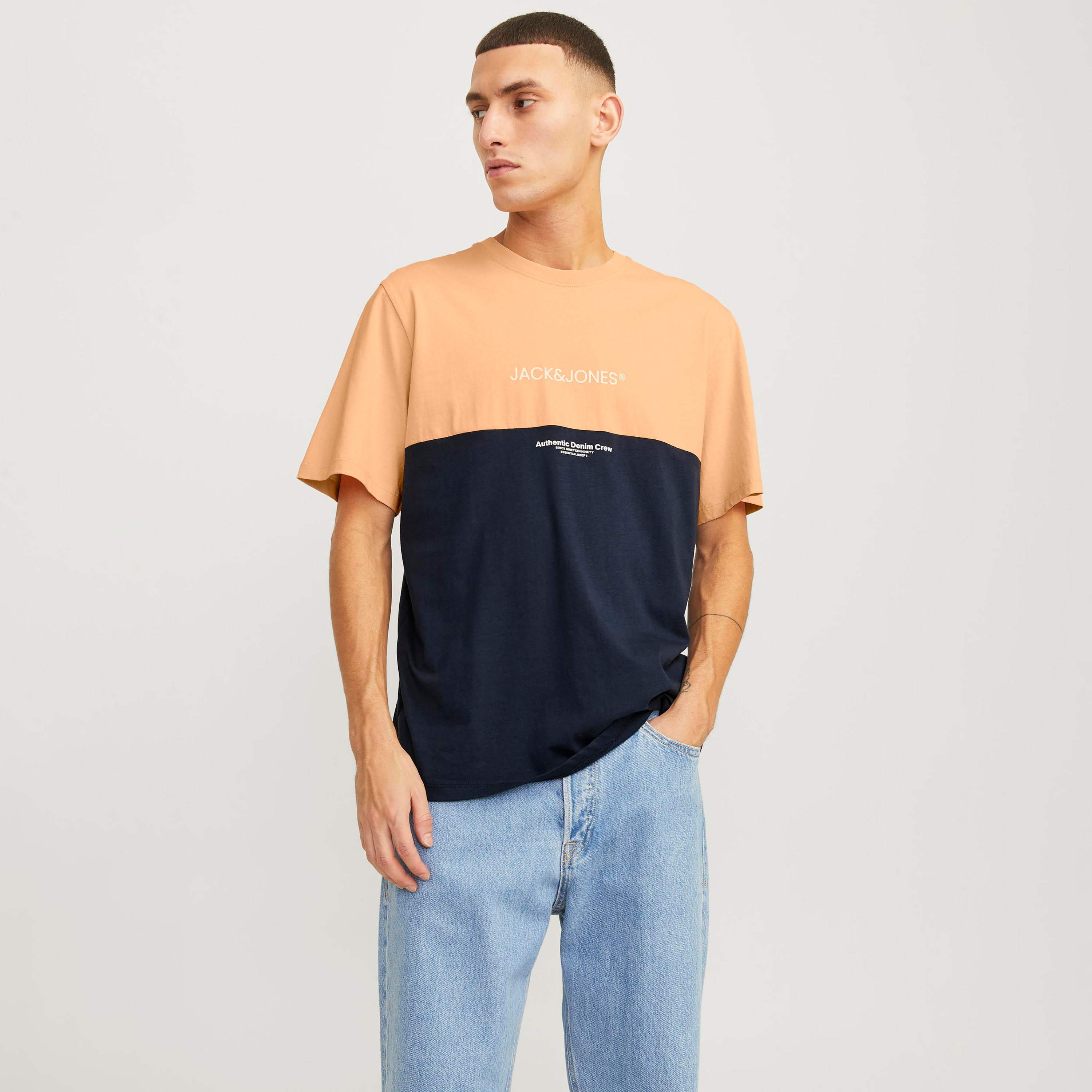 تي شيرت من جاك آند جونز بأكمام قصيرة و ياقة مستديرة مع كلر بلوك-men-clothing-tshirtsandpolos-tshirts-image-13